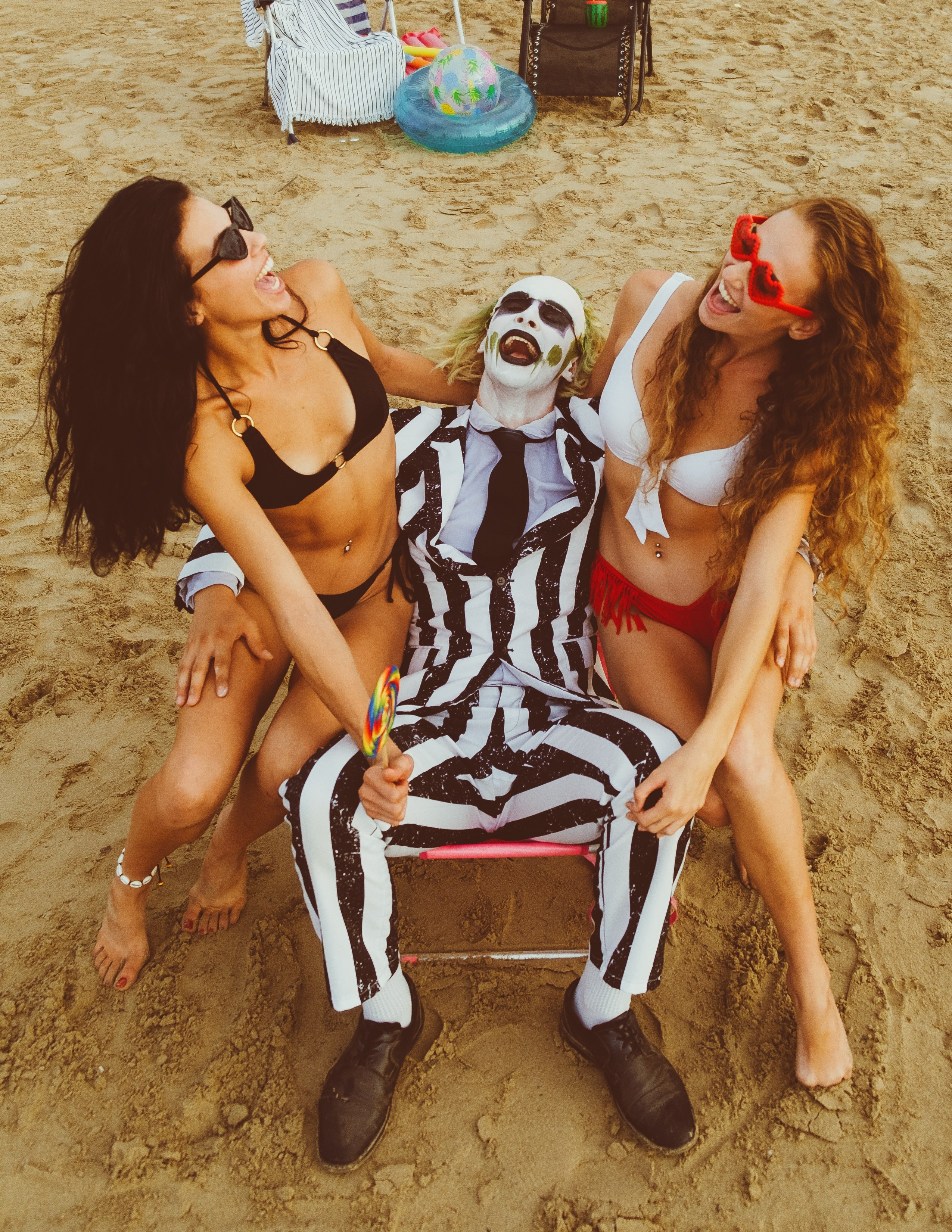 Beetlejuice на море: Экспериментальная фотосессия с цирковыми артистами — Фотограф Андрей Луковников