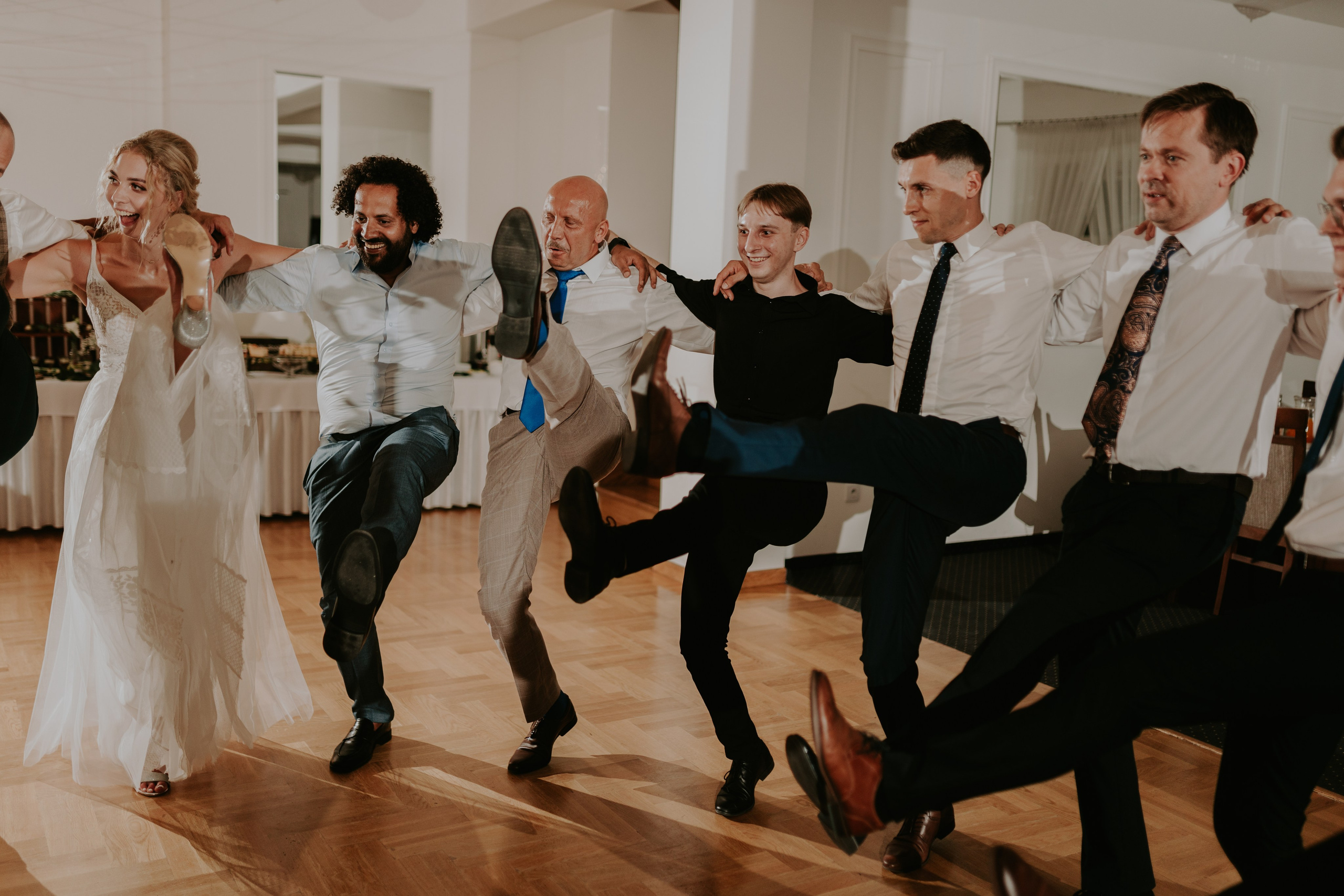 Dwór Wierzbno: plenerowy ślub pod wierzbą. Karkowskafoto - fotografia miłości