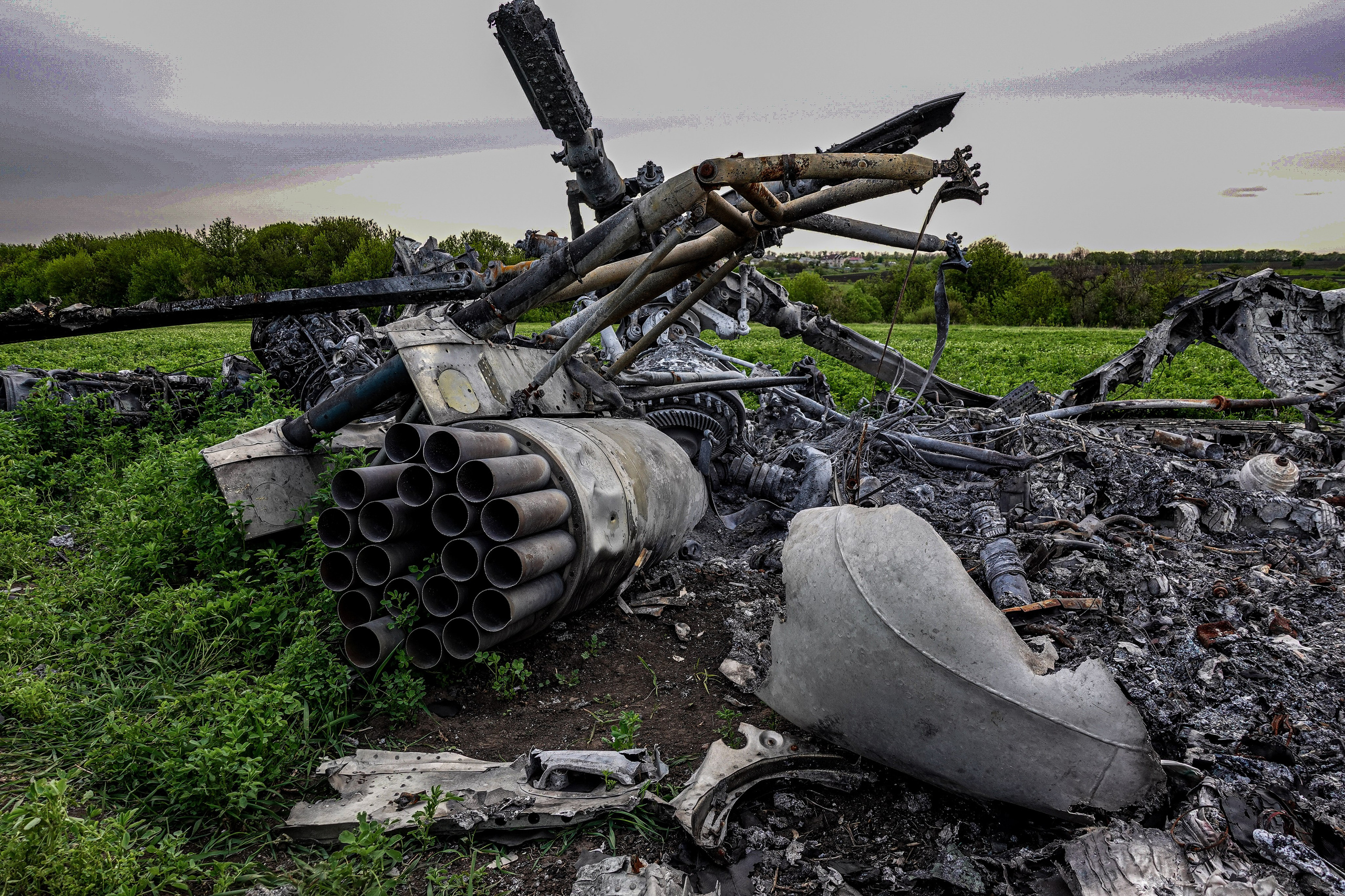 Épave d’un hélicoptère russe dans les environs de Kharkiv, suite à la contre-offensive ukrainienne.