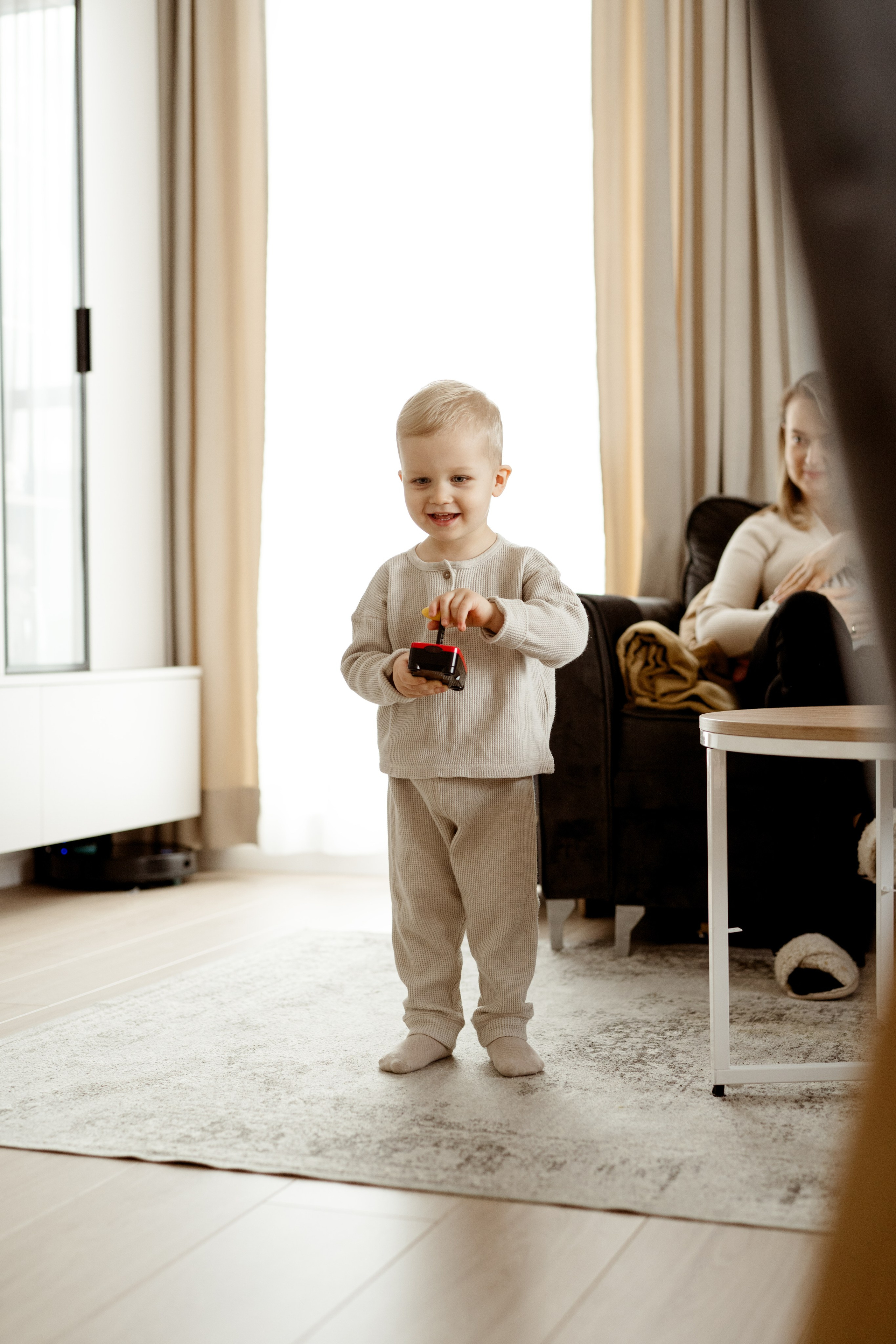 Sesja w domowym zaciszu – rodzina z noworodkiem w Łodzi