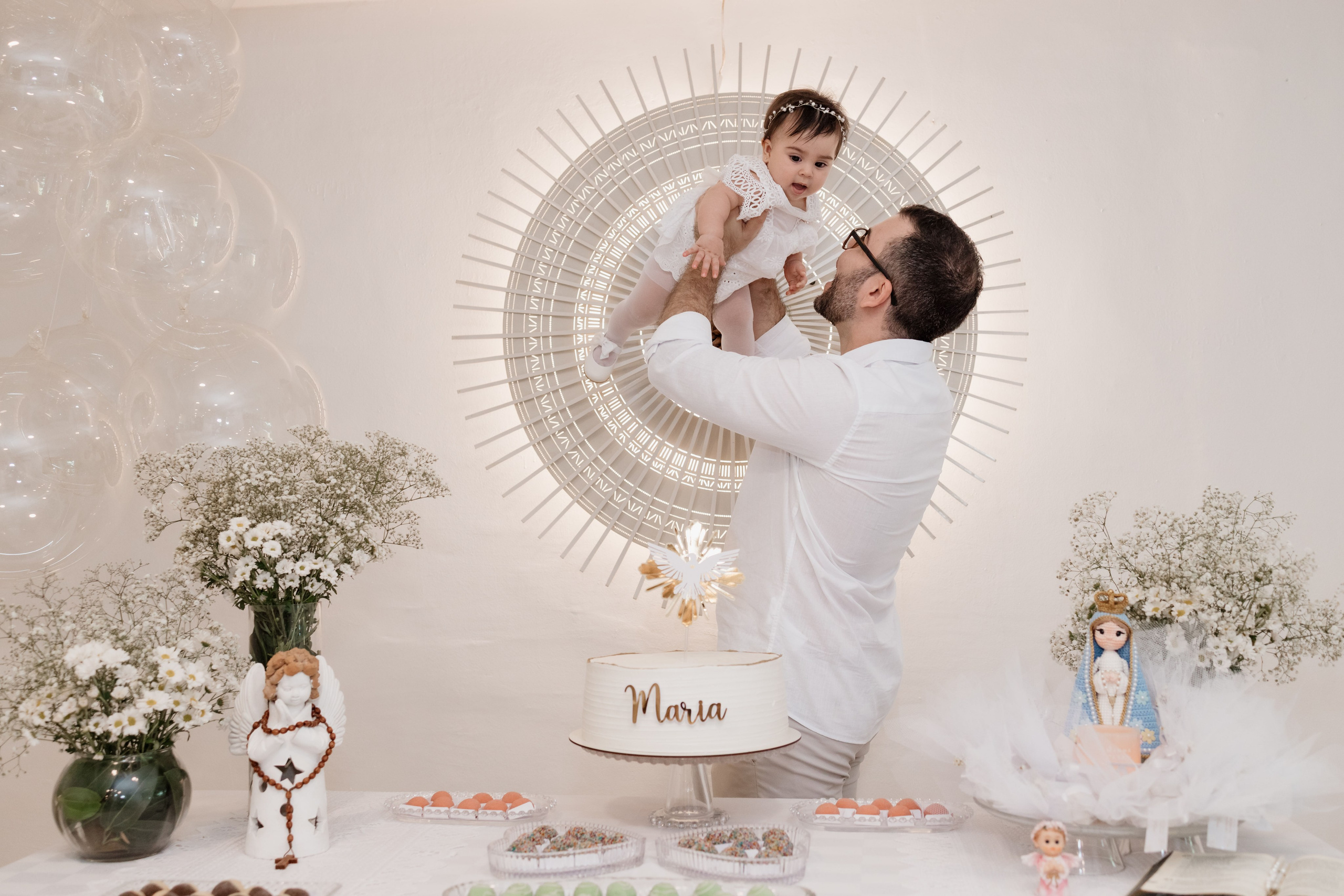 Pai com a bebê durante a confraternização