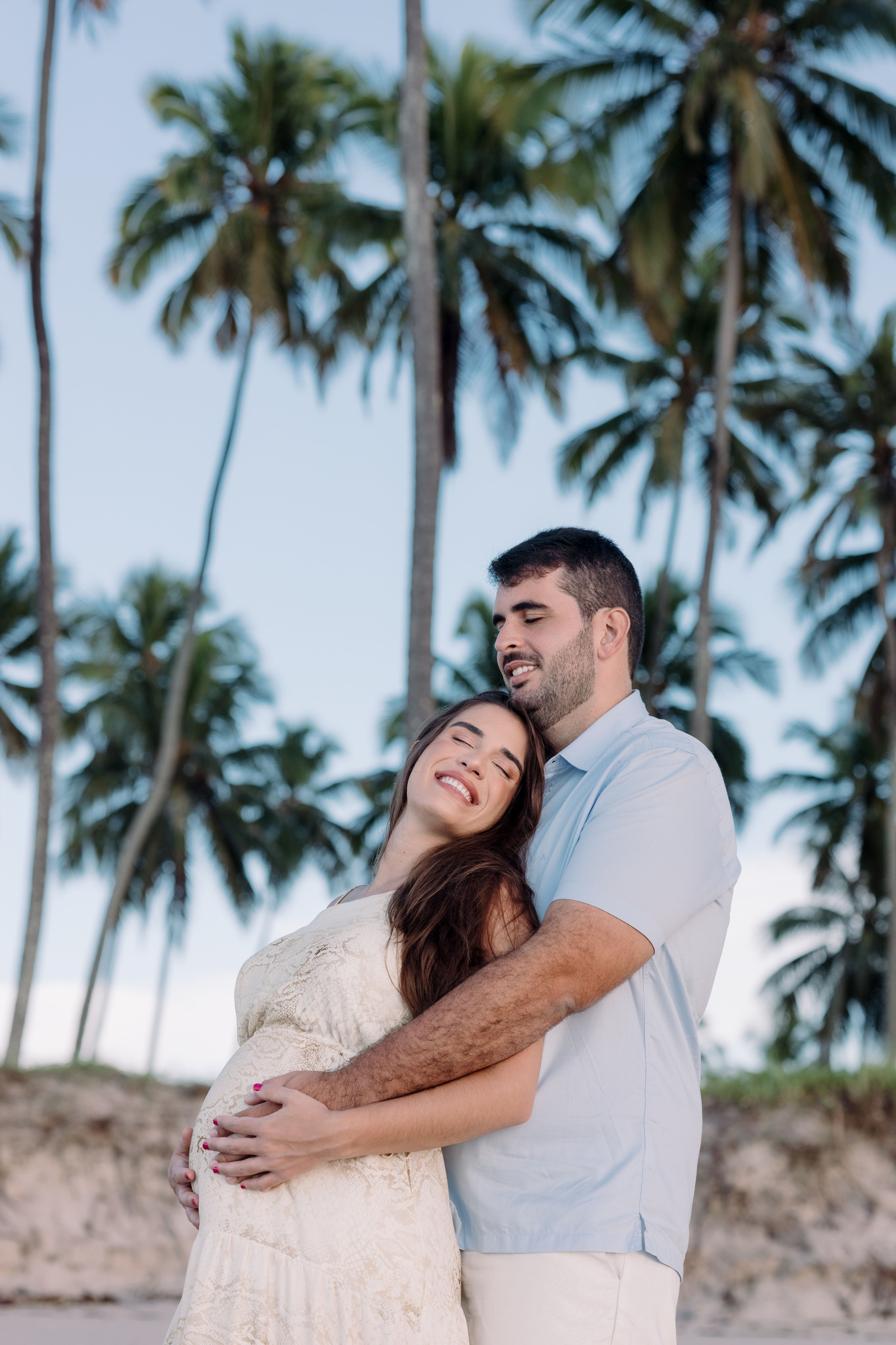 Casal em ensaio gestante na Praia do Paiva