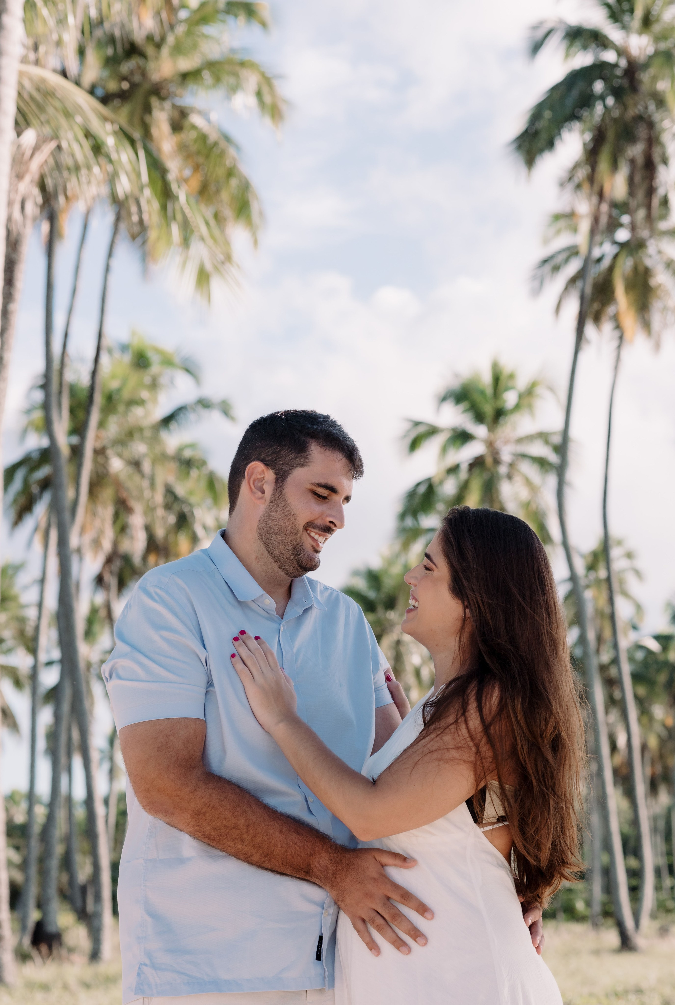 Ensaio gestante com casal em clima leve