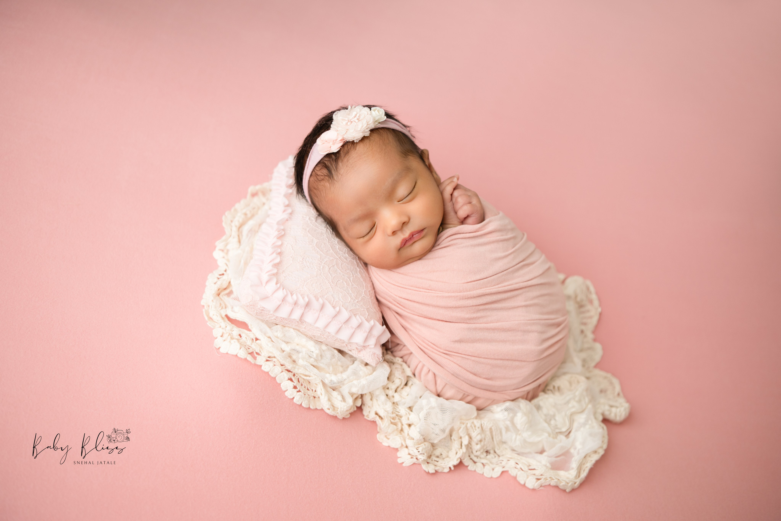 Best newborn photographer in Doha, Qatar. Best infant photoshoot in Doha, Qatar. Newborn photo session in Doha Qatar, baby, sitter, cake smash, pre-birthday, maternity, family photographer in Doha, Qatar