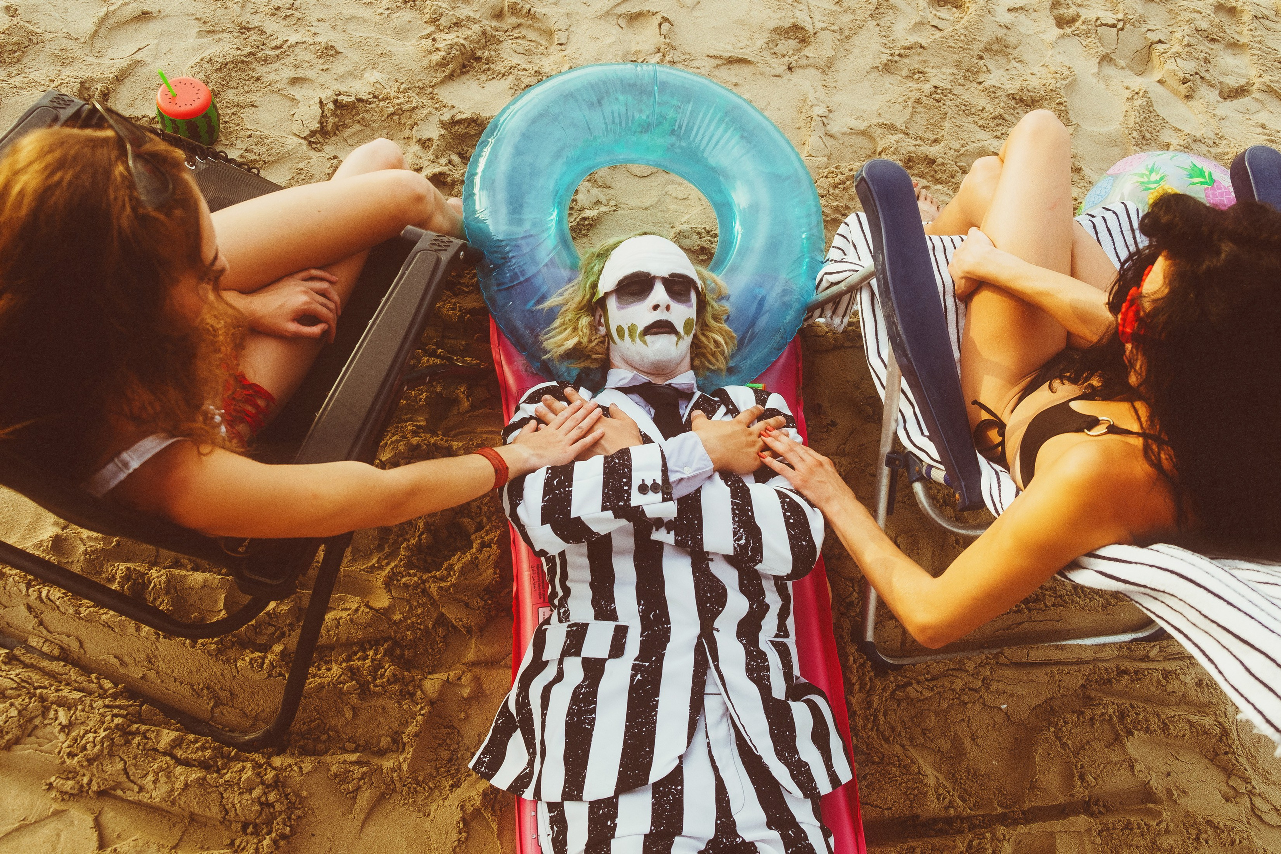 Beetlejuice на море: Экспериментальная фотосессия с цирковыми артистами — Фотограф Андрей Луковников