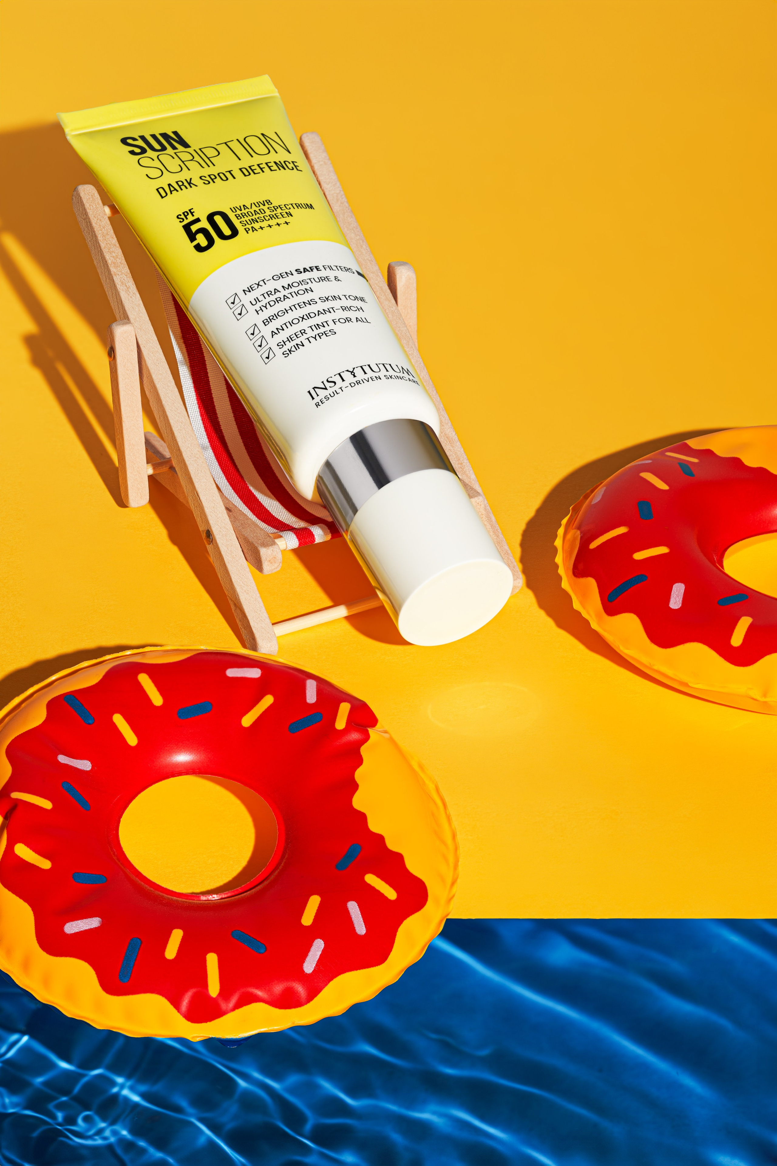 Sesión de fotos publicitaria de alta moda con iluminación dramática