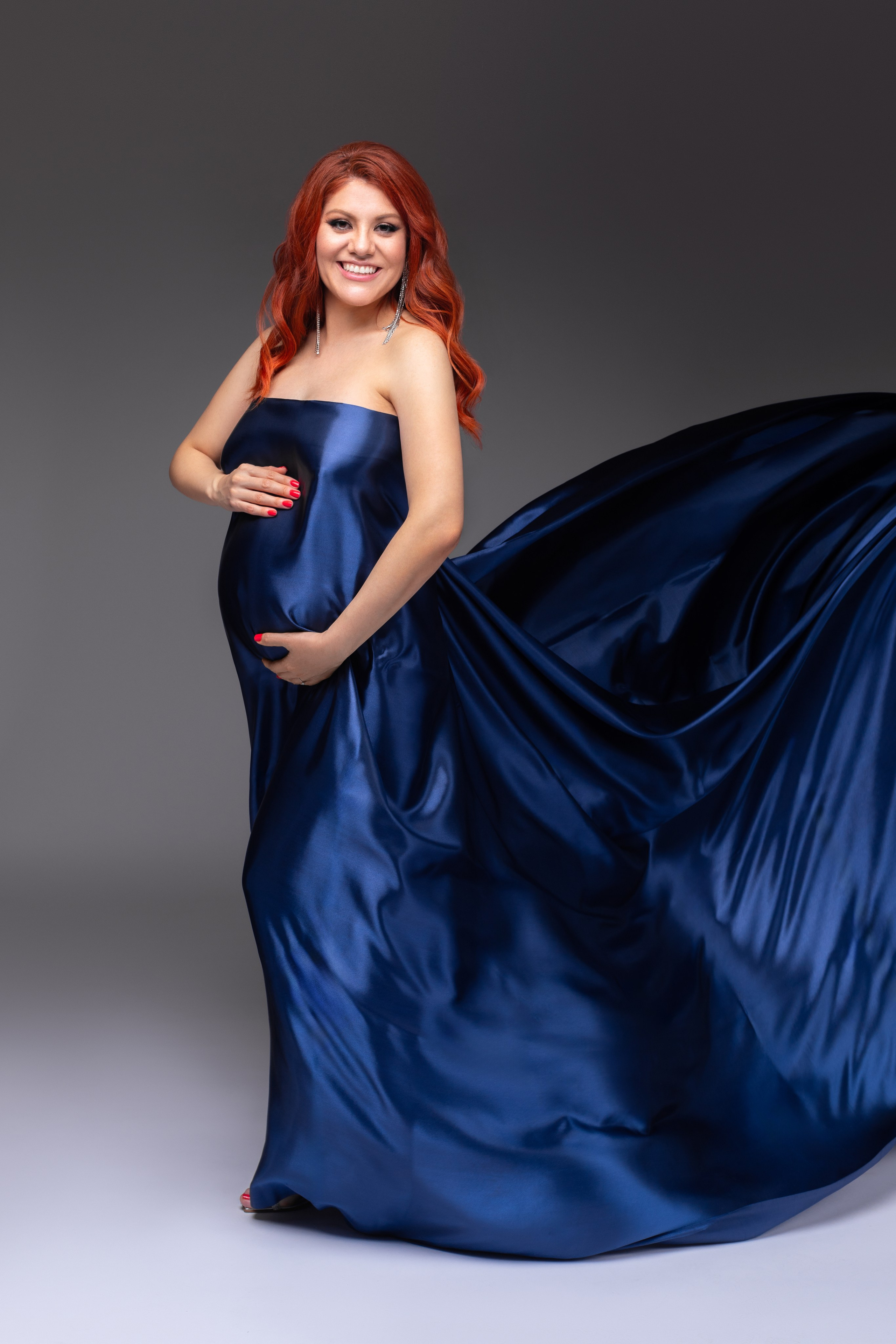Schwangerschafts-Fotoshooting im modernen Studio