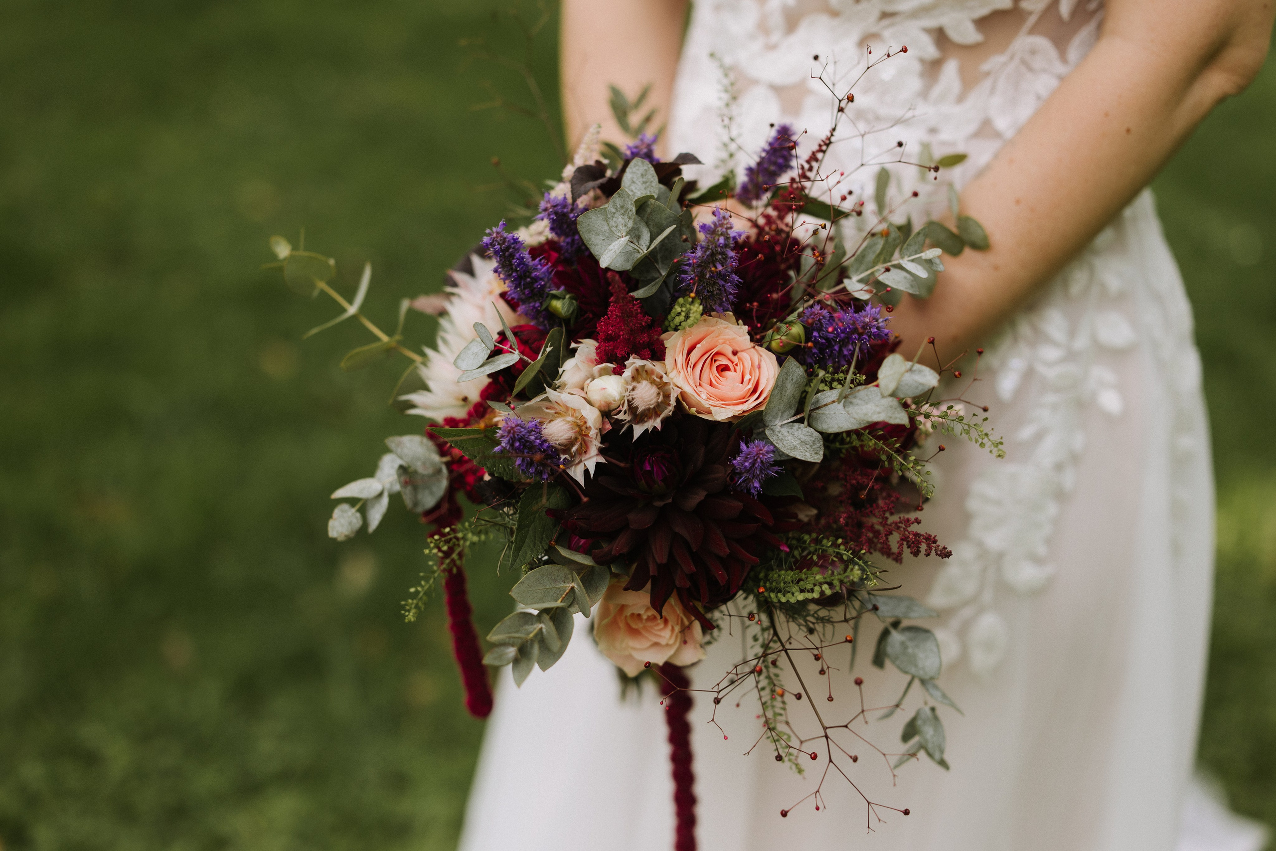 Boho Brautstrauß mit wilden Blumen und Gräsern