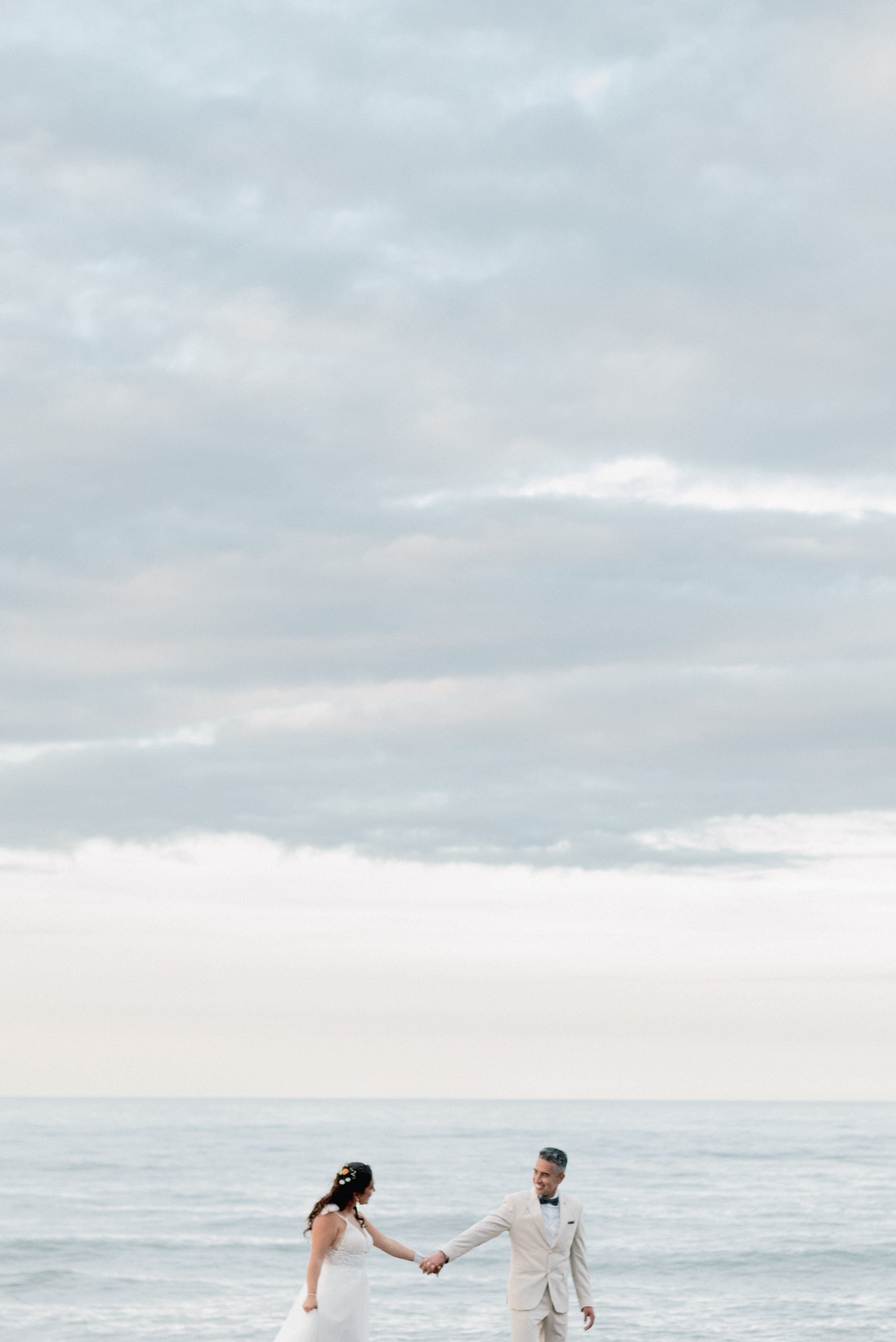 novios caminando a la orilla de la playa en santa marta