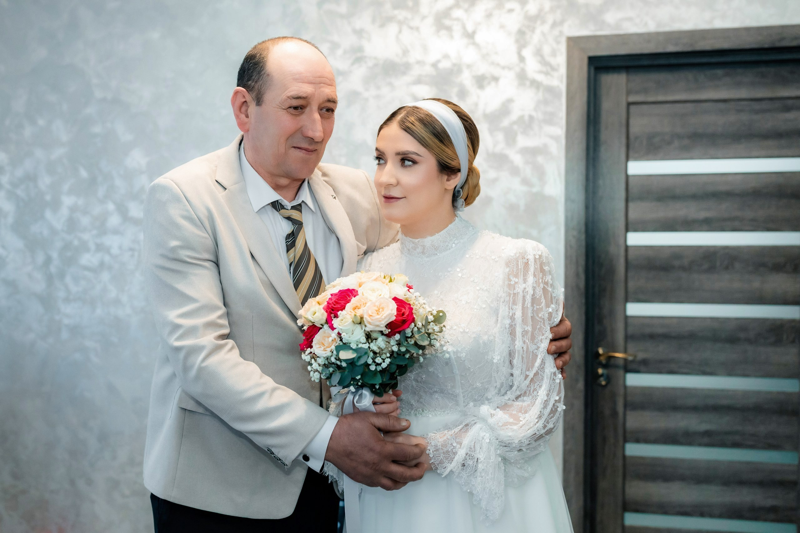 Fotograf nuntă Târgu Neamț – Samuel și Roxana, fotografie autentică realizată de AlinoFotoStudio 2. Fotograf nuntă Iași, Bacău, Suceava și Botoșani – Alin Chirilă surprinzând momente reale de nuntă 3. Fotografie de nuntă cu emoție și credință – AlinoFotoStudio, fotograf povestitor 4. Fotograf profesionist nuntă în Moldova – cadre naturale și pline de emoție 5. Alin Chirilă fotograf nuntă – poveste reală surprinsă prin fotografie 6. Fotograf nuntă cu stil documentar – momente autentice din ziua nunții Pregătiri mireasă acasă – fotografie naturală realizată de Alin Chirilă fotograf nuntă 8. Detalii din ziua nunții – fotograf nuntă Iași și Botoșani, AlinoFotoStudio 9. Emoții din dimineața nunții – fotograf profesionist Moldova 10. Cadre autentice din pregătiri – fotograf nuntă Suceava și Bacău Ceremonie religioasă nuntă – moment emoționant surprins de fotograf Alin Chirilă 12. Nuntă cu valori creștine – fotografie din biserică realizată cu discreție 13. Rugăciune și emoție în ziua nunții – fotograf nuntă Târgu Neamț 14. Legământ în fața lui Dumnezeu – fotografie de nuntă autentică 15. Fotograf nuntă biserică – momente sincere și pline de semnificație Petrecere de nuntă – cadre naturale realizate de AlinoFotoStudio 17. Bucurie și dans la nuntă – fotograf nuntă Iași și împrejurimi 18. Momente autentice de la restaurant – fotograf nuntă Bacău Suceava 19. Atmosferă de nuntă surprinsă discret – Alin Chirilă fotograf -AlinoFotoStudio – fotograf nuntă cu abordare naturală și emoțională 21. Alin Chirilă fotograf – povestitor prin fotografie de nuntă 22. Fotograf nuntă în Moldova – stil documentar și autentic 23. Fotografie de nuntă sinceră și elegantă – AlinoFotoStudio- Fotograf nuntă Iași Bacău Suceava Botoșani – Alin Chirilă AlinoFotoStudio 26. Fotograf nuntă Târgu Neamț și Moldova – fotografie profesională de eveniment 27. Fotograf nuntă cu valori creștine și stil documentar – AlinoFotoStudio - Alin Chirilă – AlinoFotoStudio Fotograf nuntă Iași • Bacău • Suceava • Botoșani - Samuel & Roxana, Târgu Neamț -Momente reale, trăite sincer și păstrate pentru totdeauna.