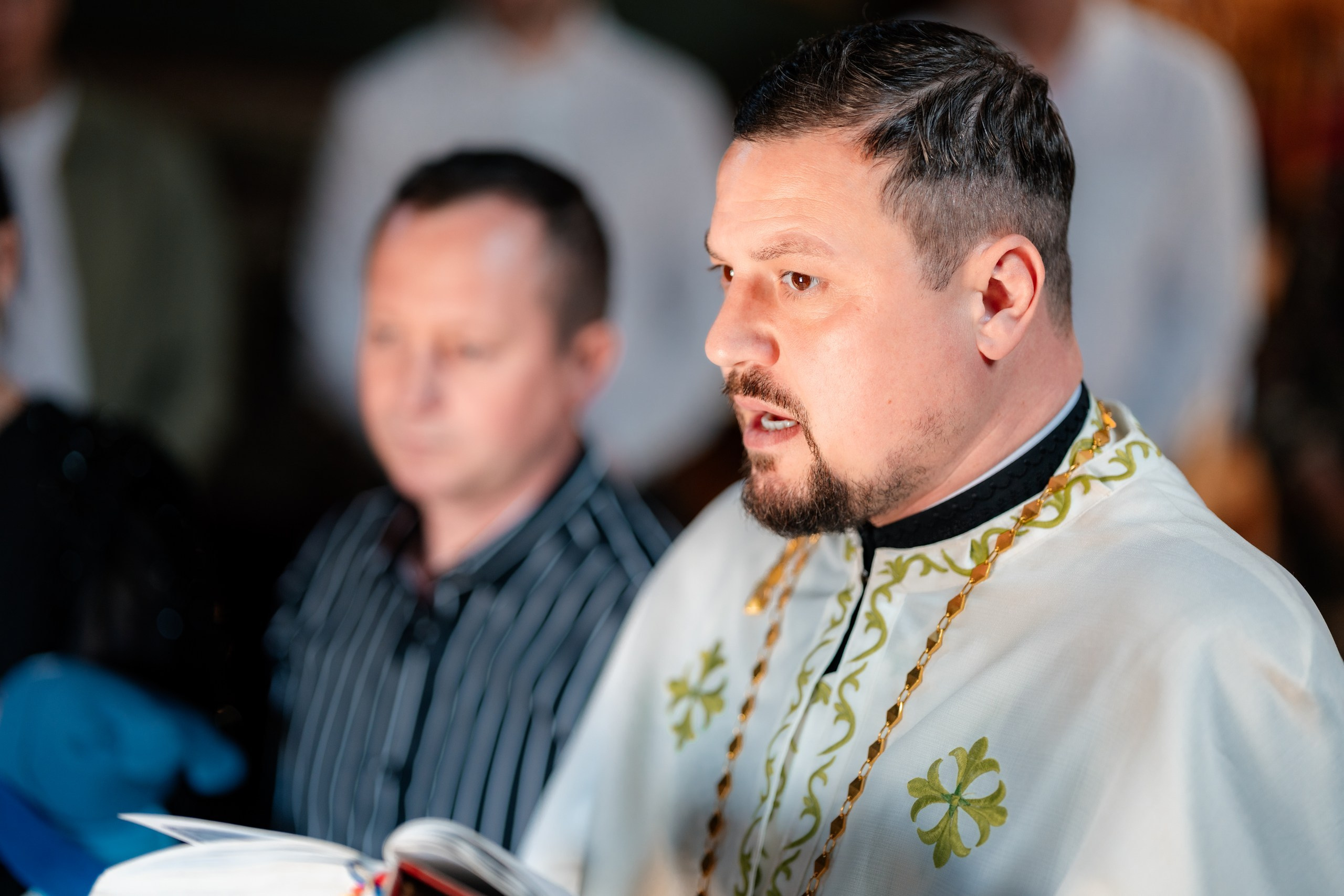 - Preotul ținându-l pe micuțul Mathias Gabriel la botez, în biserica Înălțarea Domnului, Copălău  - Detalii de la botezul lui Mathias – lumânare, trusou și icoană  - Familia lui Mathias Gabriel alături de micuț, în ziua botezului  - Portret emoționant cu mama și bebelușul în brațe, în biserică,fotograf profesionist evenimente Botoșani, Iași, Suceava, Fălticeni, Bacău, Pașcani, Roman - AlinoFotoStudio by Alin Chirilă - servicii foto nuntă, botez, cununie, ședințe foto creative, albume personalizate, fotografii emoționante și calitative pentru cele mai importante momente din viață,fotograf nuntă Botoșani Alin Chirilă,  ședință foto botez Iași - AlinoFotoStudio,  servicii fotograf profesionist evenimente Suceava,  fotograf cununie civilă Fălticeni - Alin Chirilă,  album foto nuntă personalizat Bacău.“Bebeluș botezat în biserică, ținut în brațe de nași”	•	“Detaliu cu lumânarea de botez decorată cu flori albe”	•	“Părinți emoționați alături de copilul lor la ceremonia de botez”	•	“Masa festivă de botez cu decor tematic și tort personalizat”	•	“Momentul în care preotul toarnă apă sfințită pe fruntea bebelușului”	“Bebeluș în rochie albă de botez, zâmbind în brațele mamei”	•	“Detaliu cu cruciulița de botez așezată pe o pernă de satin”	•	“Părinți și nași aprinzând lumânările în timpul ceremoniei de botez”	•	“Tort de botez decorat cu figurine tematice și numele copilului”	•	“Copil botezat dormind liniștit în pătuțul decorat festiv”	•	“Momentul în care preotul binecuvântează copilul în fața altarului”	•	“Invitați adunându-se în jurul mesei festive la petrecerea de botez”	•	“Bebeluș ținând în mână o jucărie personalizată primită la botez”	•	“Familie fericită pozând împreună după ceremonia de botez”	•	“Decor tematic cu baloane și flori la locația petrecerii de botez” fotograf Botoșani fotograf evenimente fotograf botez Alin Chirila fotograf alinofotostudio.fotograf botez Amelis Maria, fotografie botez Botoșani, fotograf Alin Chirilă, amintiri botez, fotografii botez, botez Amelis Maria, fotograf copii, fotografie botez în Botoșani,