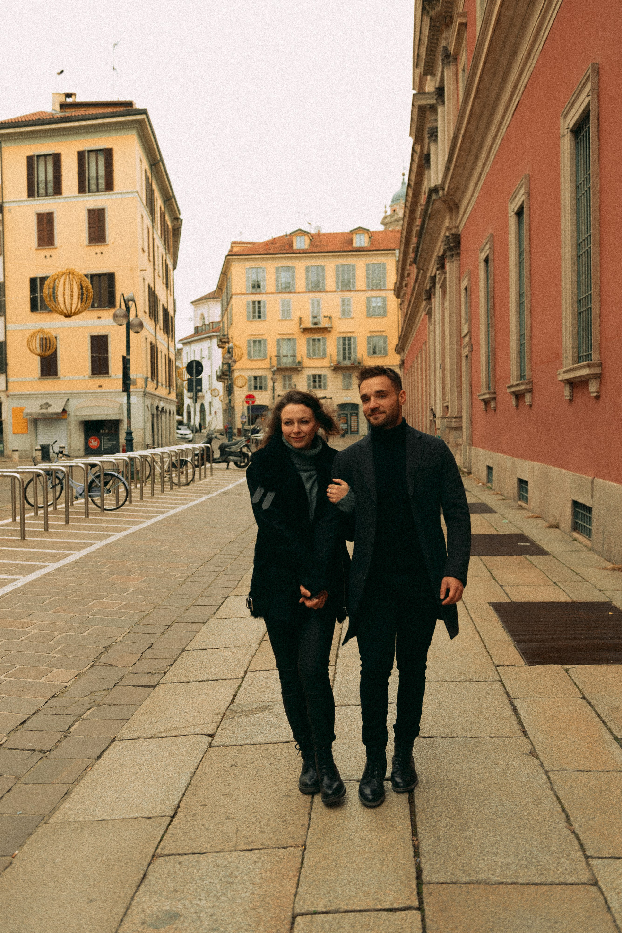 All seasons are fine for a love story photo session in Milan. Autumn photo session in Milan with English speaking photographer. Romantic photoshooting in Milan