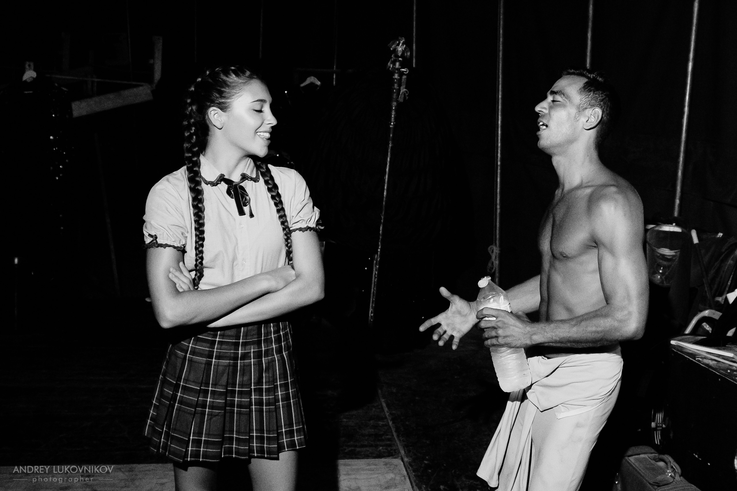 Sesión de fotos entre bastidores en El Circo Encantado: la vida de los artistas tras bambalinas