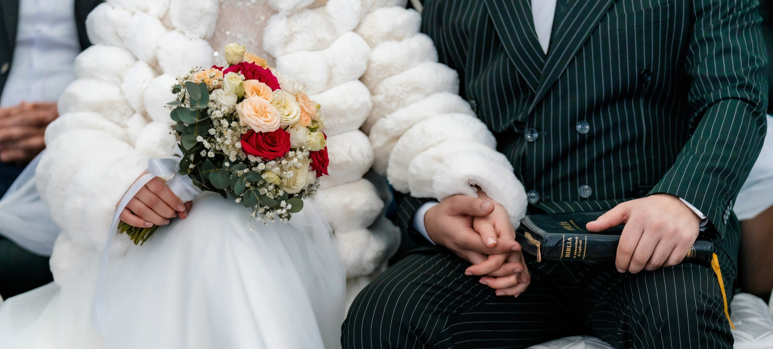 Fotograf nuntă Târgu Neamț – Samuel și Roxana, fotografie autentică realizată de AlinoFotoStudio 2. Fotograf nuntă Iași, Bacău, Suceava și Botoșani – Alin Chirilă surprinzând momente reale de nuntă 3. Fotografie de nuntă cu emoție și credință – AlinoFotoStudio, fotograf povestitor 4. Fotograf profesionist nuntă în Moldova – cadre naturale și pline de emoție 5. Alin Chirilă fotograf nuntă – poveste reală surprinsă prin fotografie 6. Fotograf nuntă cu stil documentar – momente autentice din ziua nunții Pregătiri mireasă acasă – fotografie naturală realizată de Alin Chirilă fotograf nuntă 8. Detalii din ziua nunții – fotograf nuntă Iași și Botoșani, AlinoFotoStudio 9. Emoții din dimineața nunții – fotograf profesionist Moldova 10. Cadre autentice din pregătiri – fotograf nuntă Suceava și Bacău Ceremonie religioasă nuntă – moment emoționant surprins de fotograf Alin Chirilă 12. Nuntă cu valori creștine – fotografie din biserică realizată cu discreție 13. Rugăciune și emoție în ziua nunții – fotograf nuntă Târgu Neamț 14. Legământ în fața lui Dumnezeu – fotografie de nuntă autentică 15. Fotograf nuntă biserică – momente sincere și pline de semnificație Petrecere de nuntă – cadre naturale realizate de AlinoFotoStudio 17. Bucurie și dans la nuntă – fotograf nuntă Iași și împrejurimi 18. Momente autentice de la restaurant – fotograf nuntă Bacău Suceava 19. Atmosferă de nuntă surprinsă discret – Alin Chirilă fotograf -AlinoFotoStudio – fotograf nuntă cu abordare naturală și emoțională 21. Alin Chirilă fotograf – povestitor prin fotografie de nuntă 22. Fotograf nuntă în Moldova – stil documentar și autentic 23. Fotografie de nuntă sinceră și elegantă – AlinoFotoStudio- Fotograf nuntă Iași Bacău Suceava Botoșani – Alin Chirilă AlinoFotoStudio 26. Fotograf nuntă Târgu Neamț și Moldova – fotografie profesională de eveniment 27. Fotograf nuntă cu valori creștine și stil documentar – AlinoFotoStudio - Alin Chirilă – AlinoFotoStudio Fotograf nuntă Iași • Bacău • Suceava • Botoșani - Samuel & Roxana, Târgu Neamț -Momente reale, trăite sincer și păstrate pentru totdeauna.