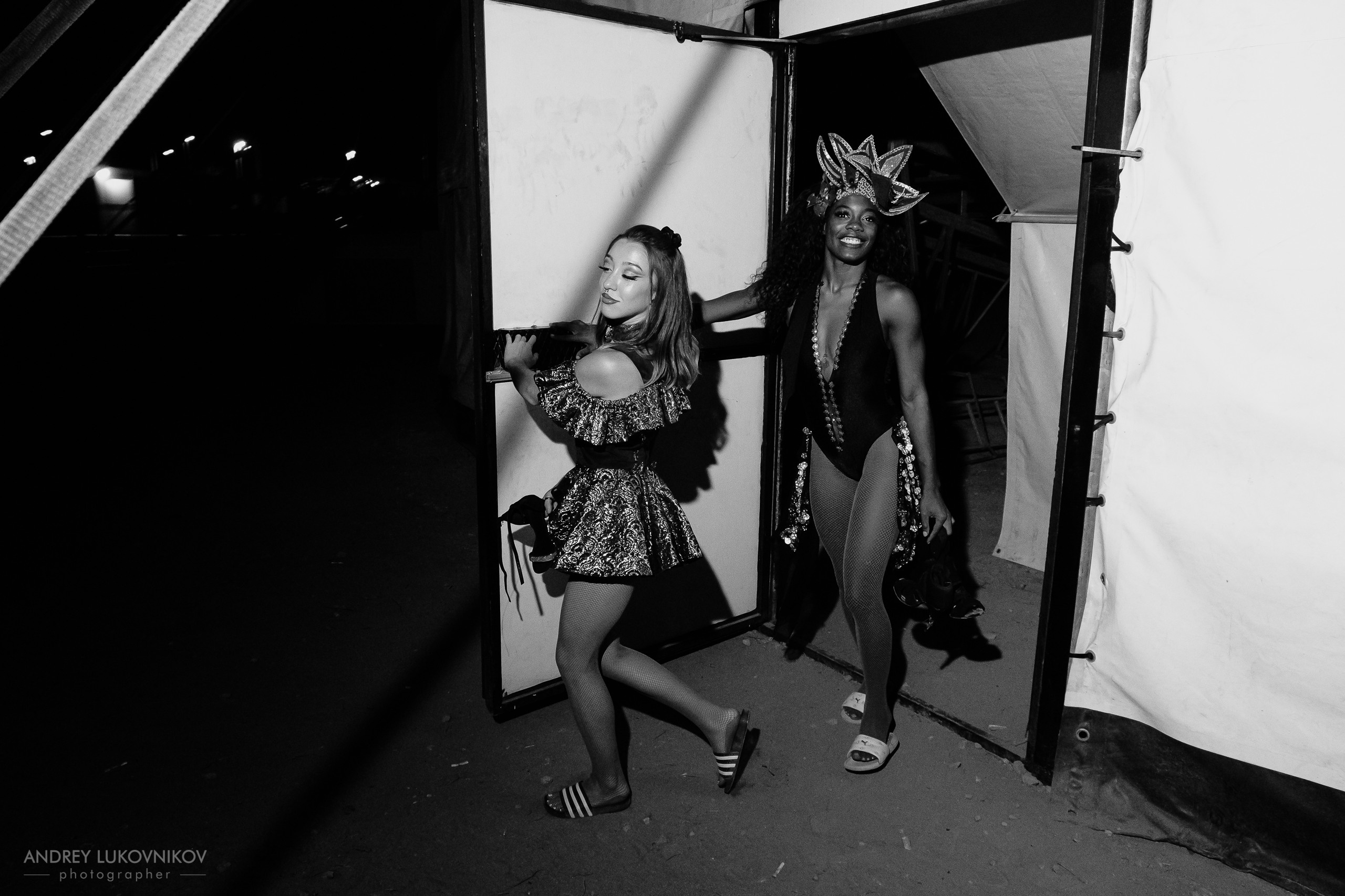 Sesión de fotos entre bastidores en El Circo Encantado: la vida de los artistas tras bambalinas