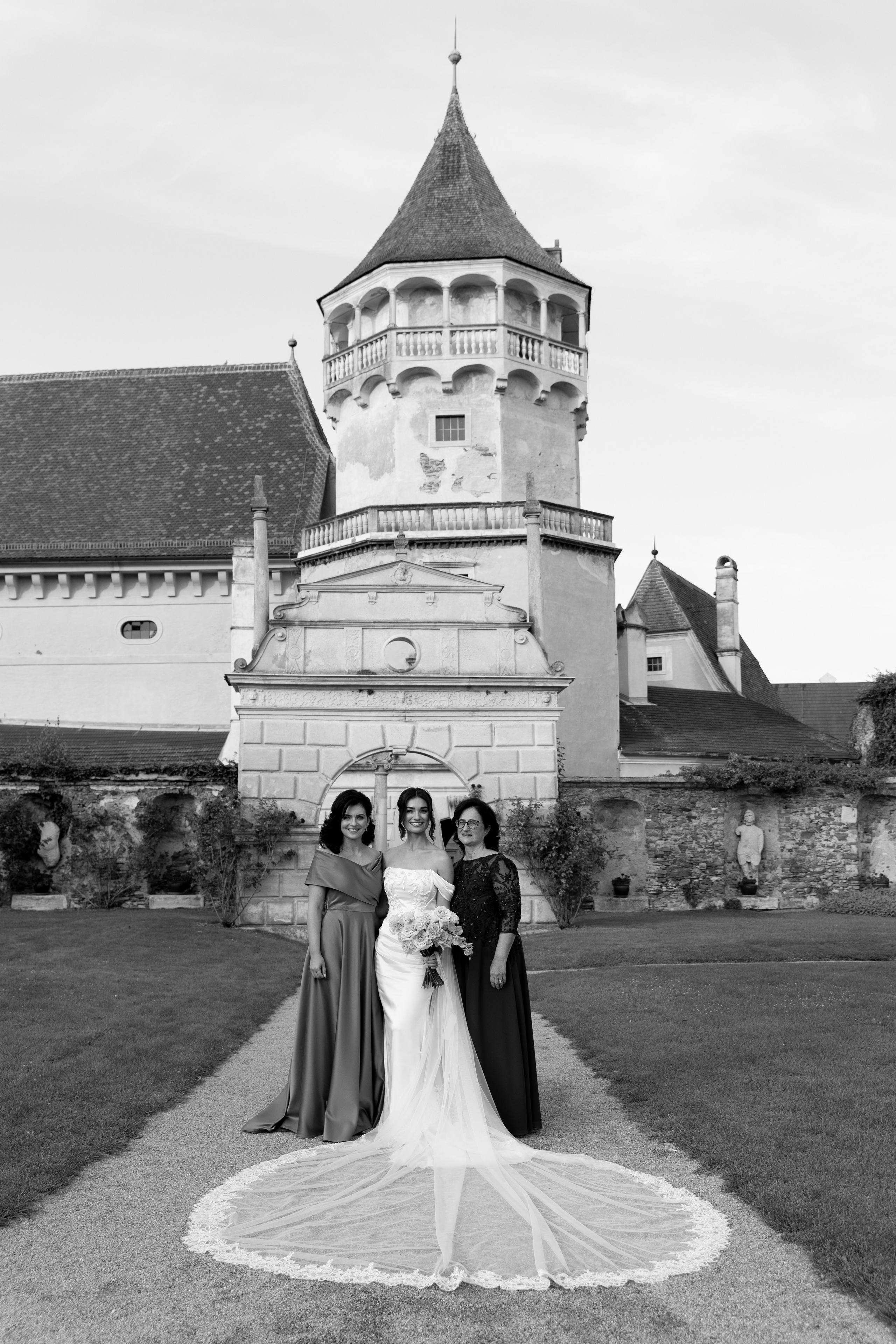 Elegant Castle Wedding in Austria | Alwin & Ruth’s Fairytale Celebration. Wedding photographer and videographer based in Timisoara, Romania