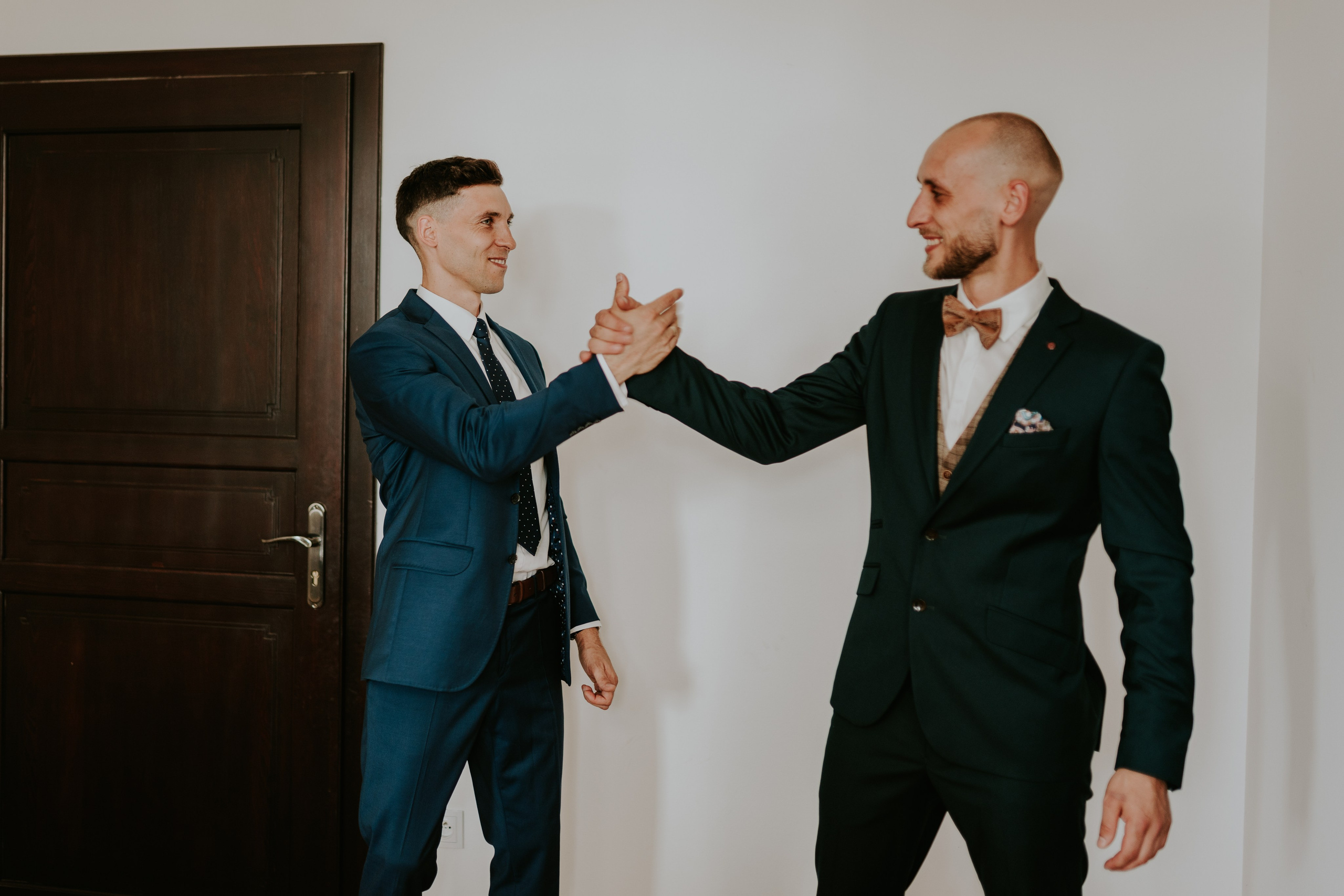 Dwór Wierzbno: plenerowy ślub pod wierzbą. Karkowskafoto - fotografia miłości