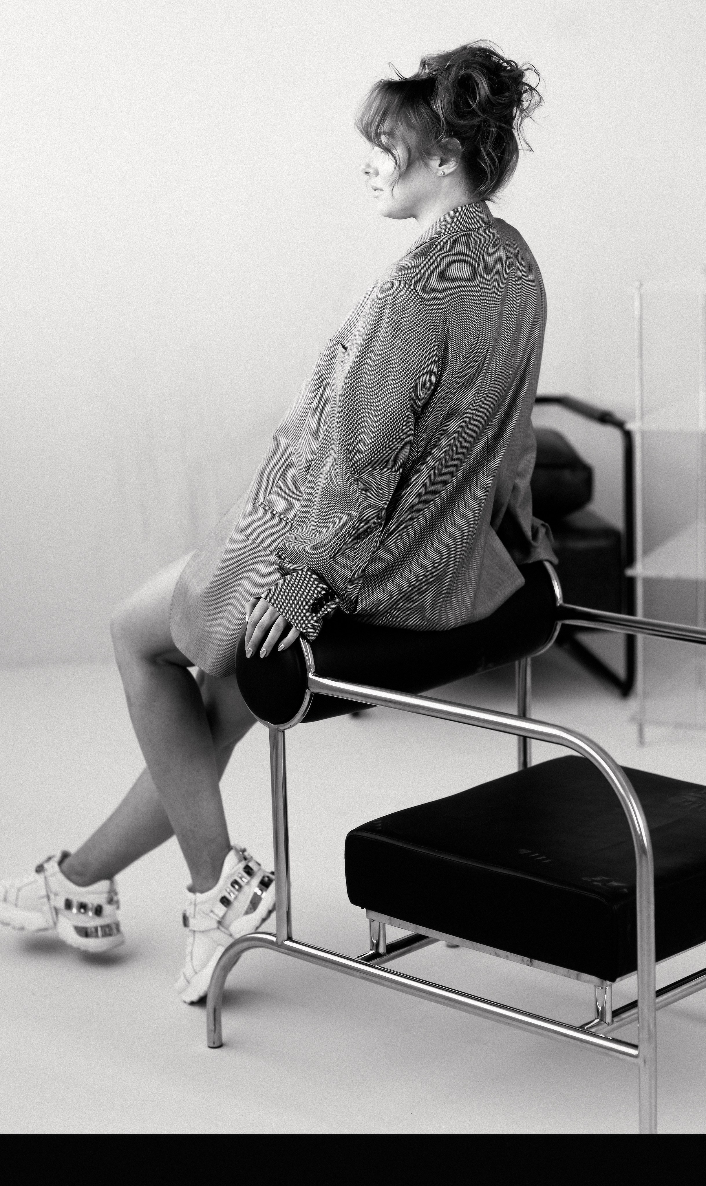 Уникальность черно-белого портрета в мужском пиджак. Валерия Вартанова. Фотограф