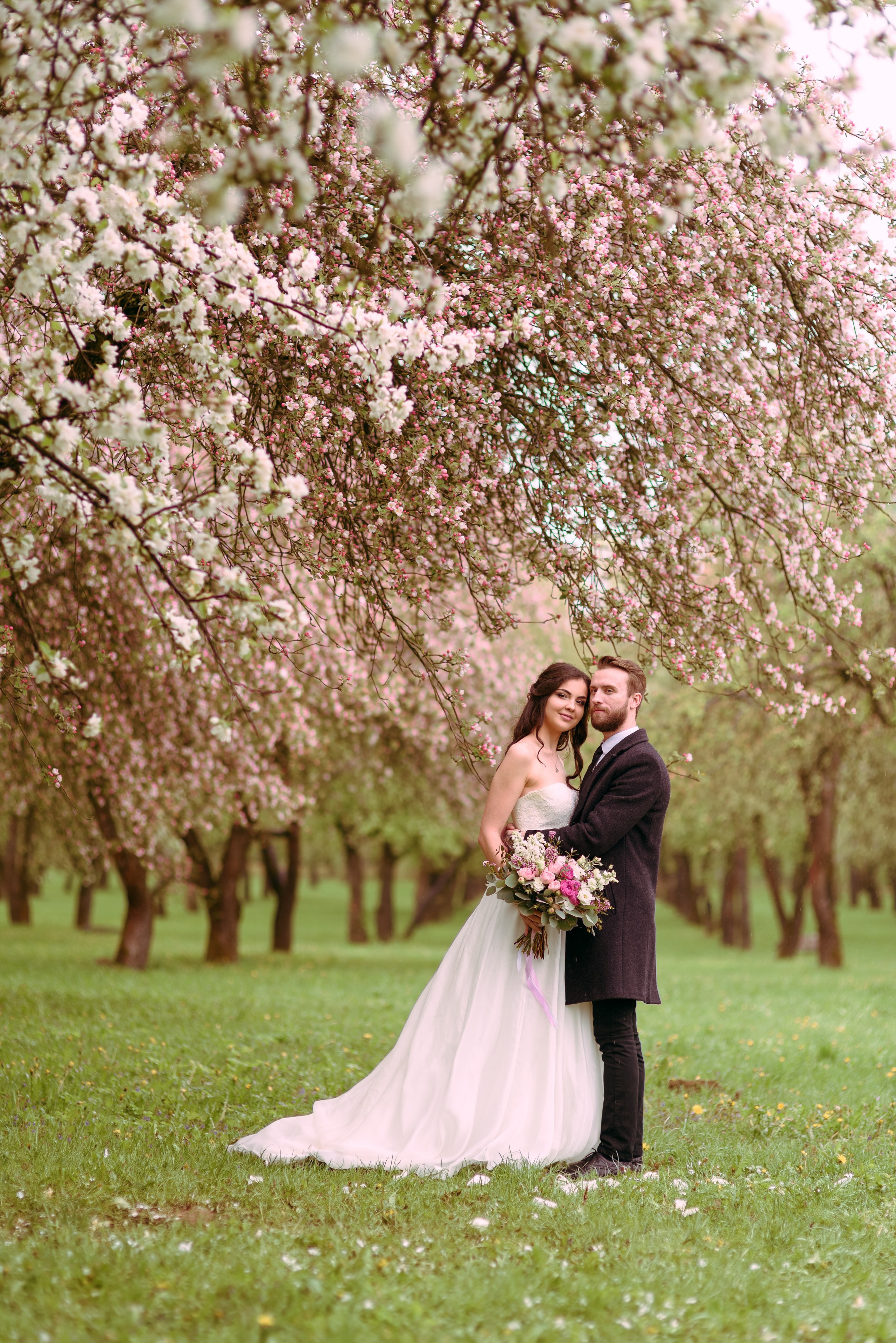 Свадебная прогулка в цветущем саду. Семейный фотограф и фотограф новорожденных в Вильнюсе Ирина Беленкевич