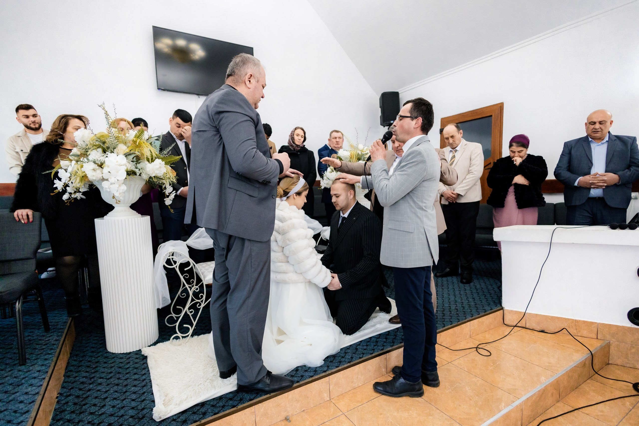 Fotograf nuntă Târgu Neamț – Samuel și Roxana, fotografie autentică realizată de AlinoFotoStudio 2. Fotograf nuntă Iași, Bacău, Suceava și Botoșani – Alin Chirilă surprinzând momente reale de nuntă 3. Fotografie de nuntă cu emoție și credință – AlinoFotoStudio, fotograf povestitor 4. Fotograf profesionist nuntă în Moldova – cadre naturale și pline de emoție 5. Alin Chirilă fotograf nuntă – poveste reală surprinsă prin fotografie 6. Fotograf nuntă cu stil documentar – momente autentice din ziua nunții Pregătiri mireasă acasă – fotografie naturală realizată de Alin Chirilă fotograf nuntă 8. Detalii din ziua nunții – fotograf nuntă Iași și Botoșani, AlinoFotoStudio 9. Emoții din dimineața nunții – fotograf profesionist Moldova 10. Cadre autentice din pregătiri – fotograf nuntă Suceava și Bacău Ceremonie religioasă nuntă – moment emoționant surprins de fotograf Alin Chirilă 12. Nuntă cu valori creștine – fotografie din biserică realizată cu discreție 13. Rugăciune și emoție în ziua nunții – fotograf nuntă Târgu Neamț 14. Legământ în fața lui Dumnezeu – fotografie de nuntă autentică 15. Fotograf nuntă biserică – momente sincere și pline de semnificație Petrecere de nuntă – cadre naturale realizate de AlinoFotoStudio 17. Bucurie și dans la nuntă – fotograf nuntă Iași și împrejurimi 18. Momente autentice de la restaurant – fotograf nuntă Bacău Suceava 19. Atmosferă de nuntă surprinsă discret – Alin Chirilă fotograf -AlinoFotoStudio – fotograf nuntă cu abordare naturală și emoțională 21. Alin Chirilă fotograf – povestitor prin fotografie de nuntă 22. Fotograf nuntă în Moldova – stil documentar și autentic 23. Fotografie de nuntă sinceră și elegantă – AlinoFotoStudio- Fotograf nuntă Iași Bacău Suceava Botoșani – Alin Chirilă AlinoFotoStudio 26. Fotograf nuntă Târgu Neamț și Moldova – fotografie profesională de eveniment 27. Fotograf nuntă cu valori creștine și stil documentar – AlinoFotoStudio - Alin Chirilă – AlinoFotoStudio Fotograf nuntă Iași • Bacău • Suceava • Botoșani - Samuel & Roxana, Târgu Neamț -Momente reale, trăite sincer și păstrate pentru totdeauna.