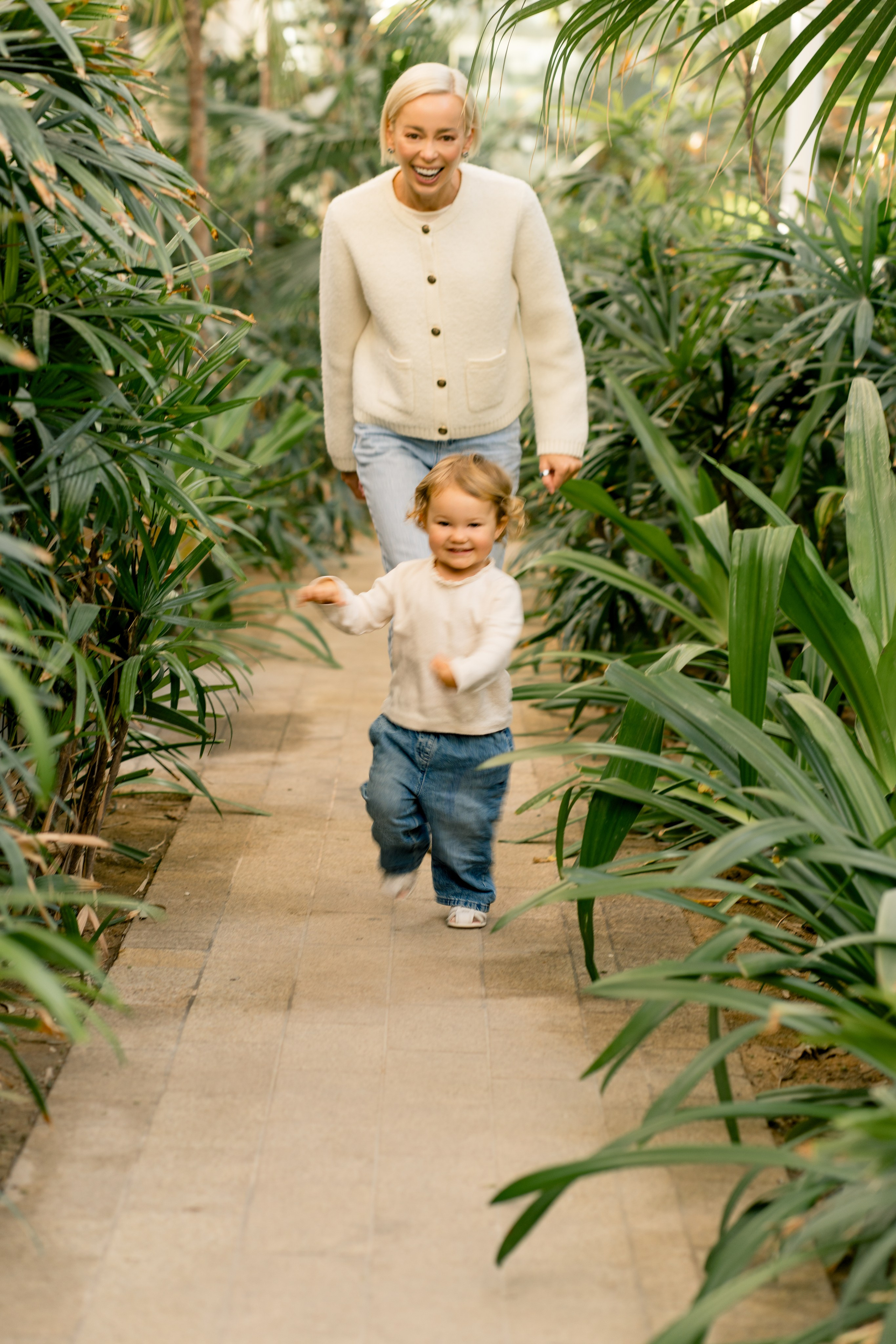 Relaxed family photoshoot in Abu Dhabi with kids