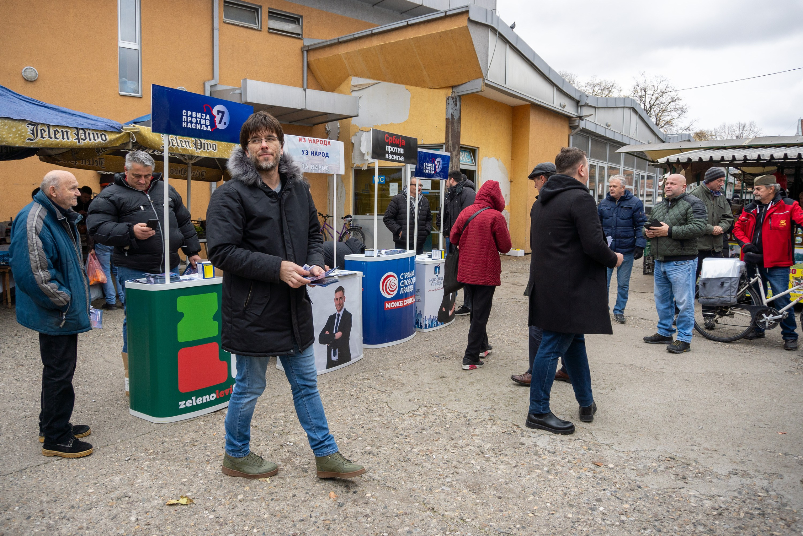 Листа „Србија против насиља” на градској пијаци упознавала грађане са програмом. Lokalni Front VA