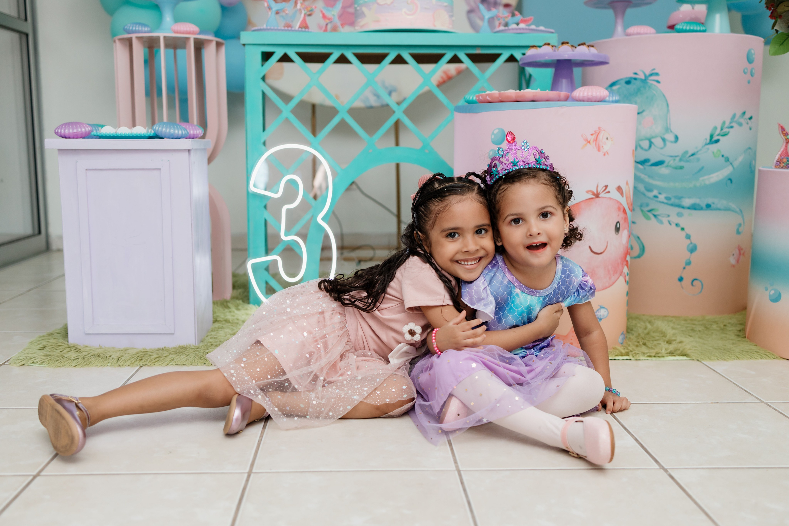 Crianças se encontrando no início da festa