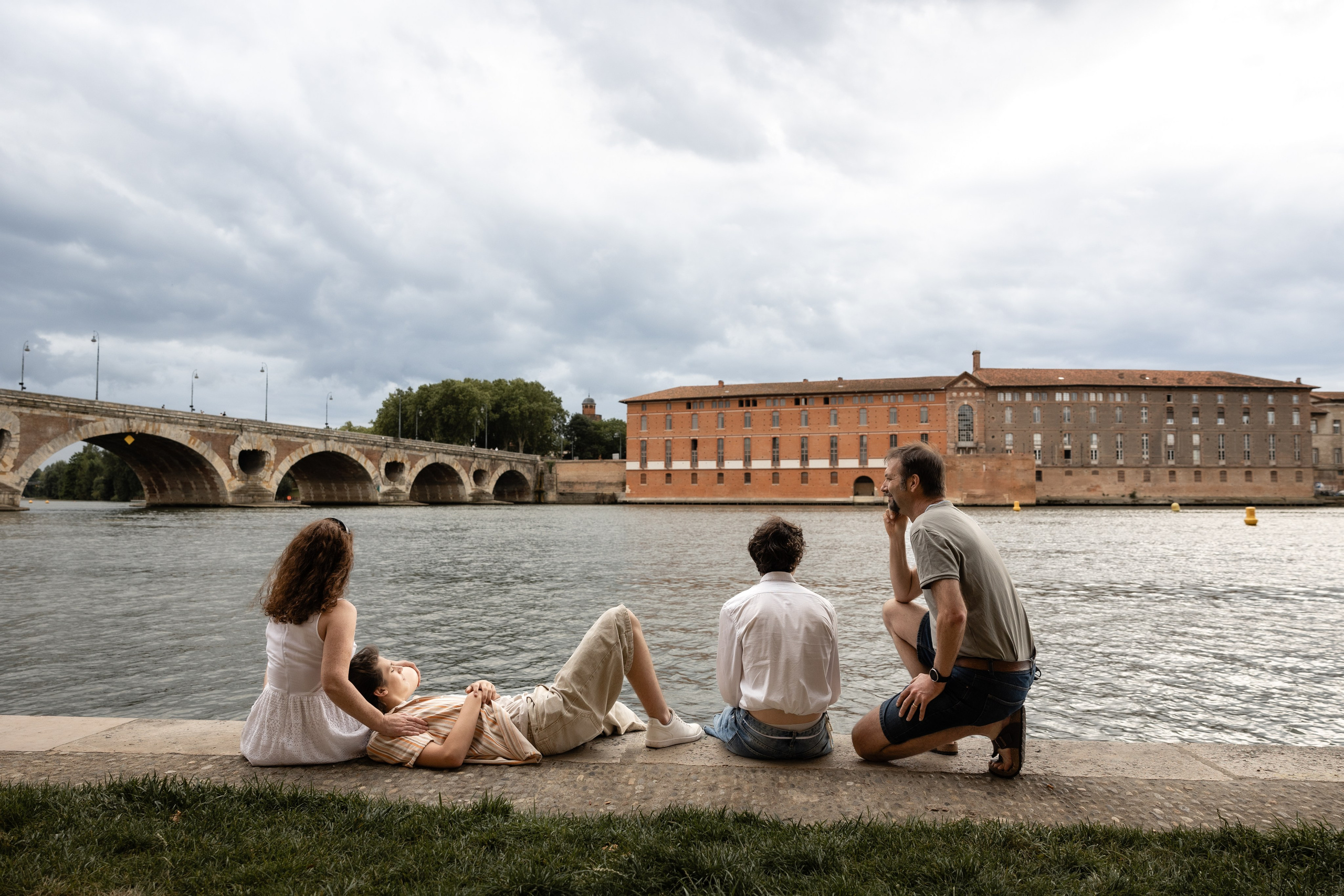 Séance photo de famille à Toulouse avec des ados. Eugénie Smirnova — photographe à Toulouse et dans le sud-ouest de la France