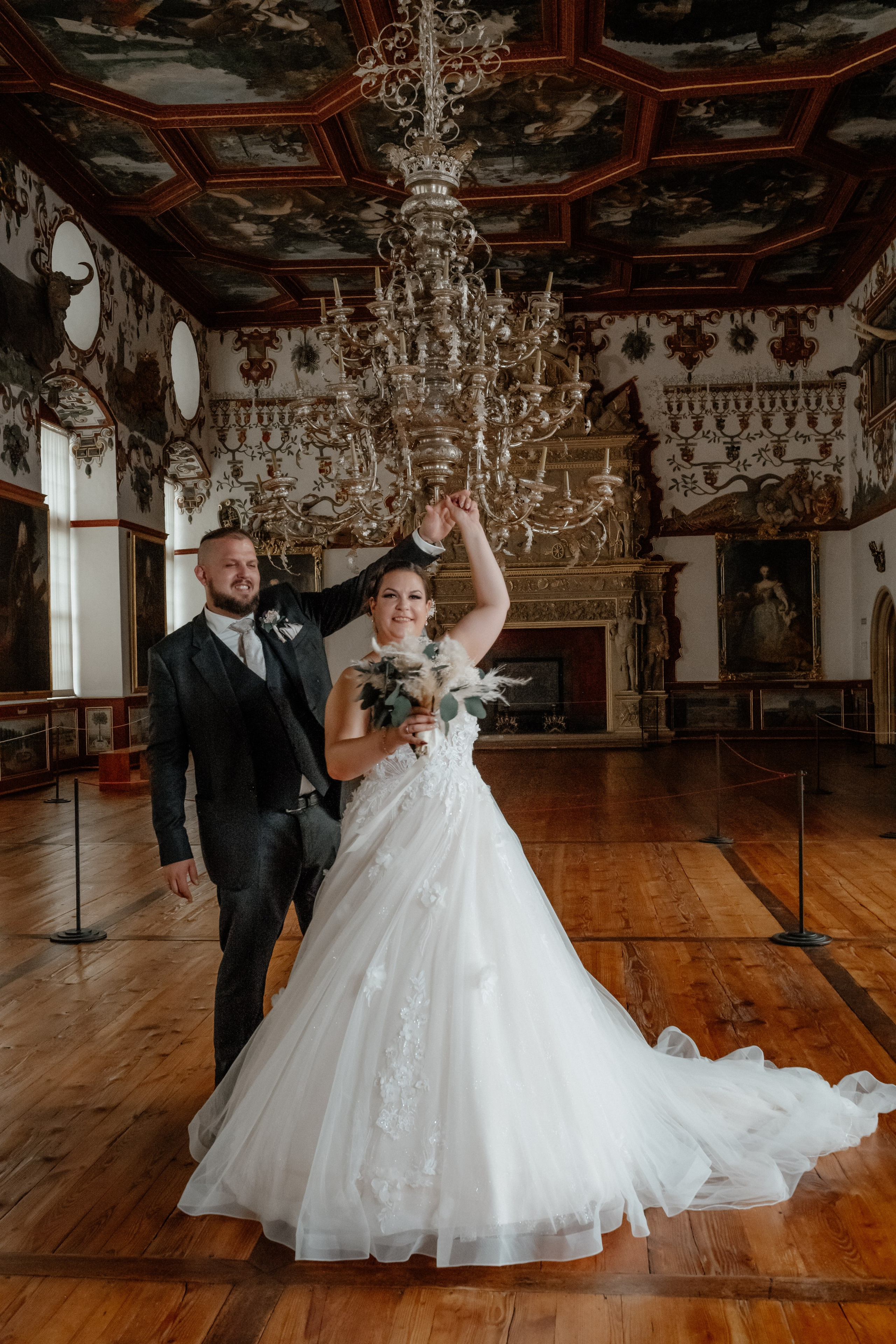 Brautpaar tanzt im Rittersaal – Eleganter Hochzeitstanz im historischen Schloss