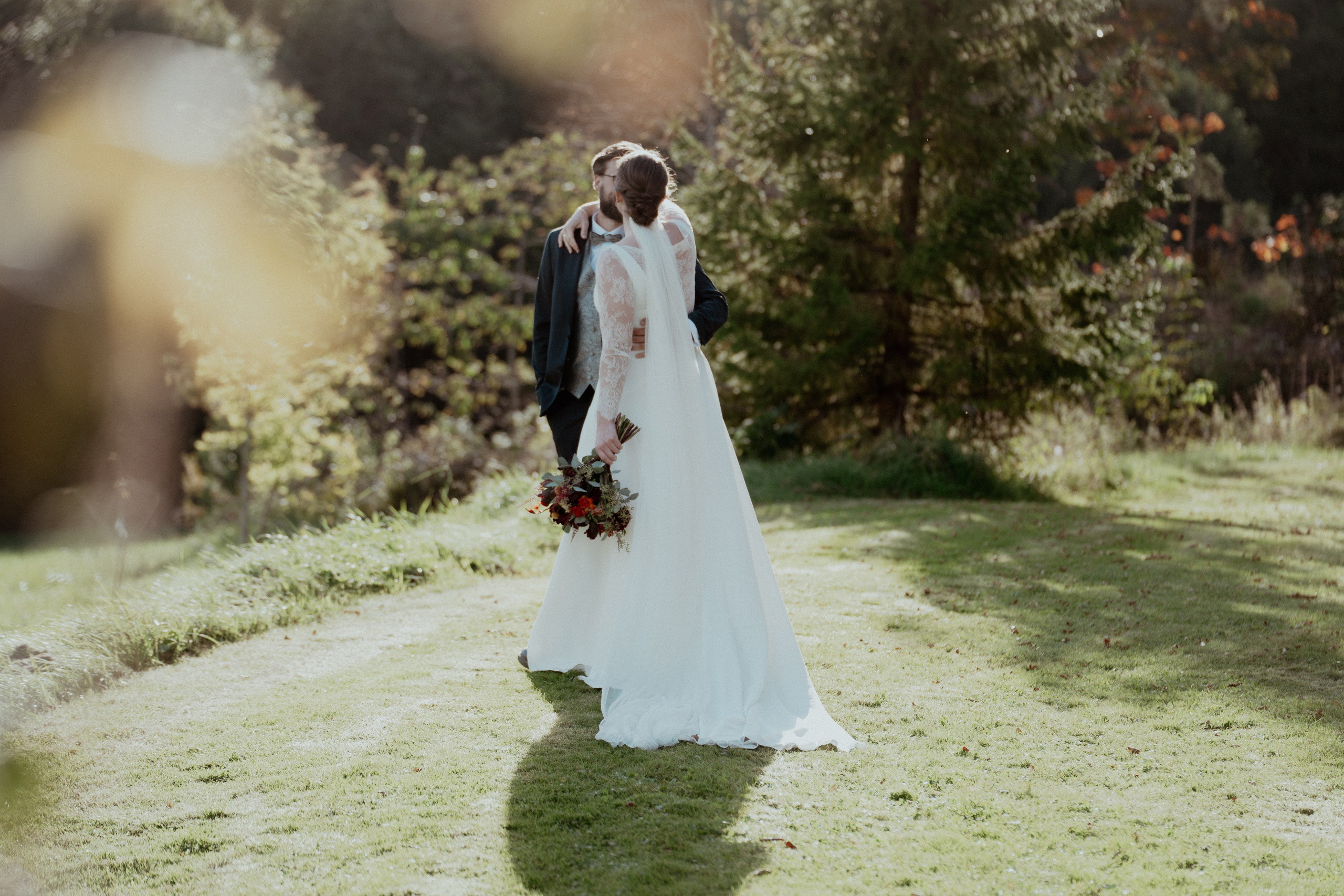 Vakker brydepar står ved siden til hverandre på en sensommerdag.