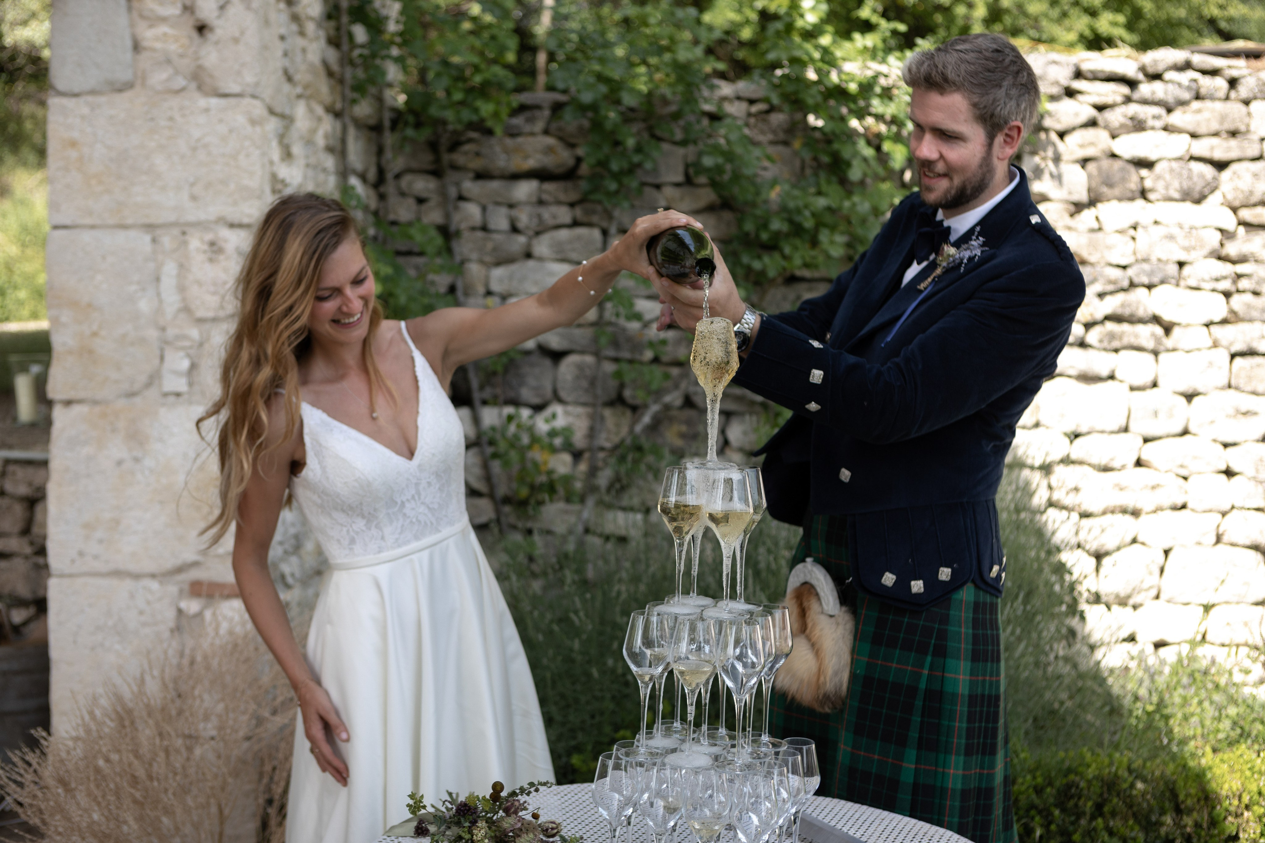 British — scottish wedding in Souquet Hall, Aquitaine, France. Eugénie Smirnova — your photographer in Toulouse and southwest France