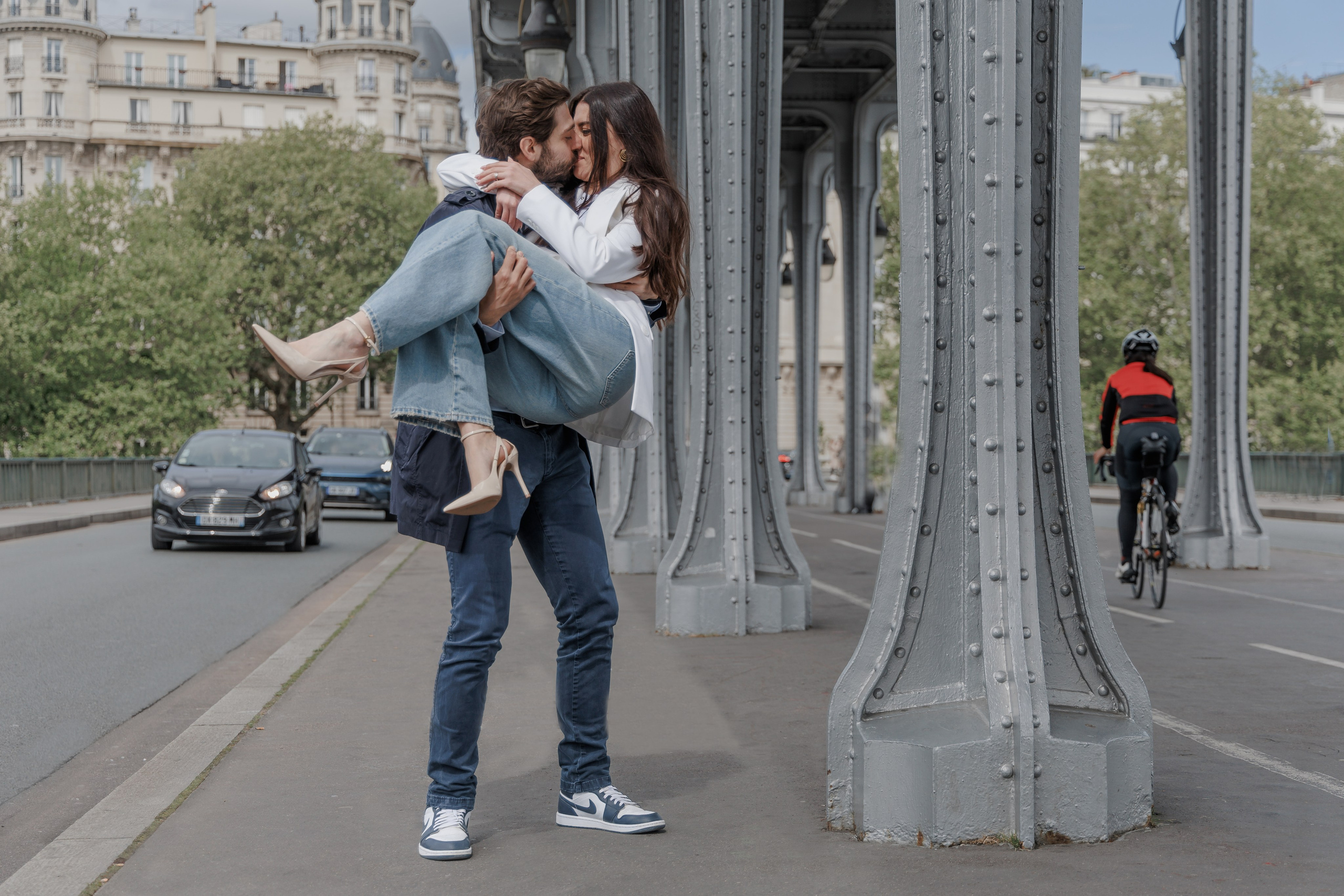 Bir-Hakeim Bridge in Paris — The Iconic Location for Luxury Proposal & Elopement Photography. Photographe à Paris