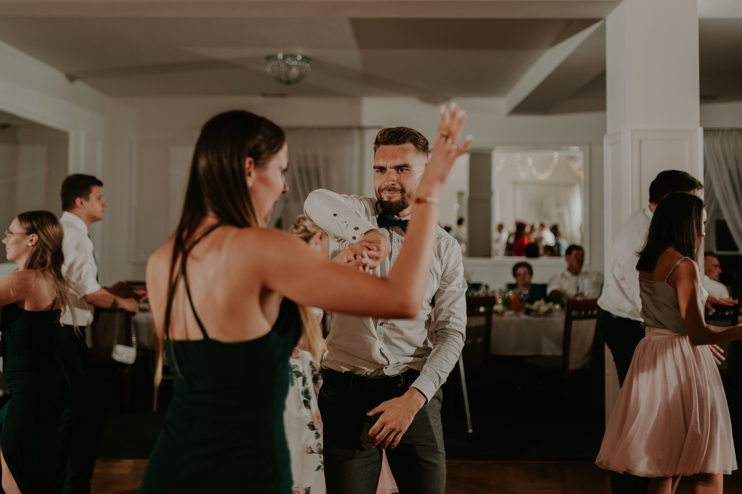 Dwór Wierzbno: plenerowy ślub pod wierzbą. Karkowskafoto - fotografia miłości