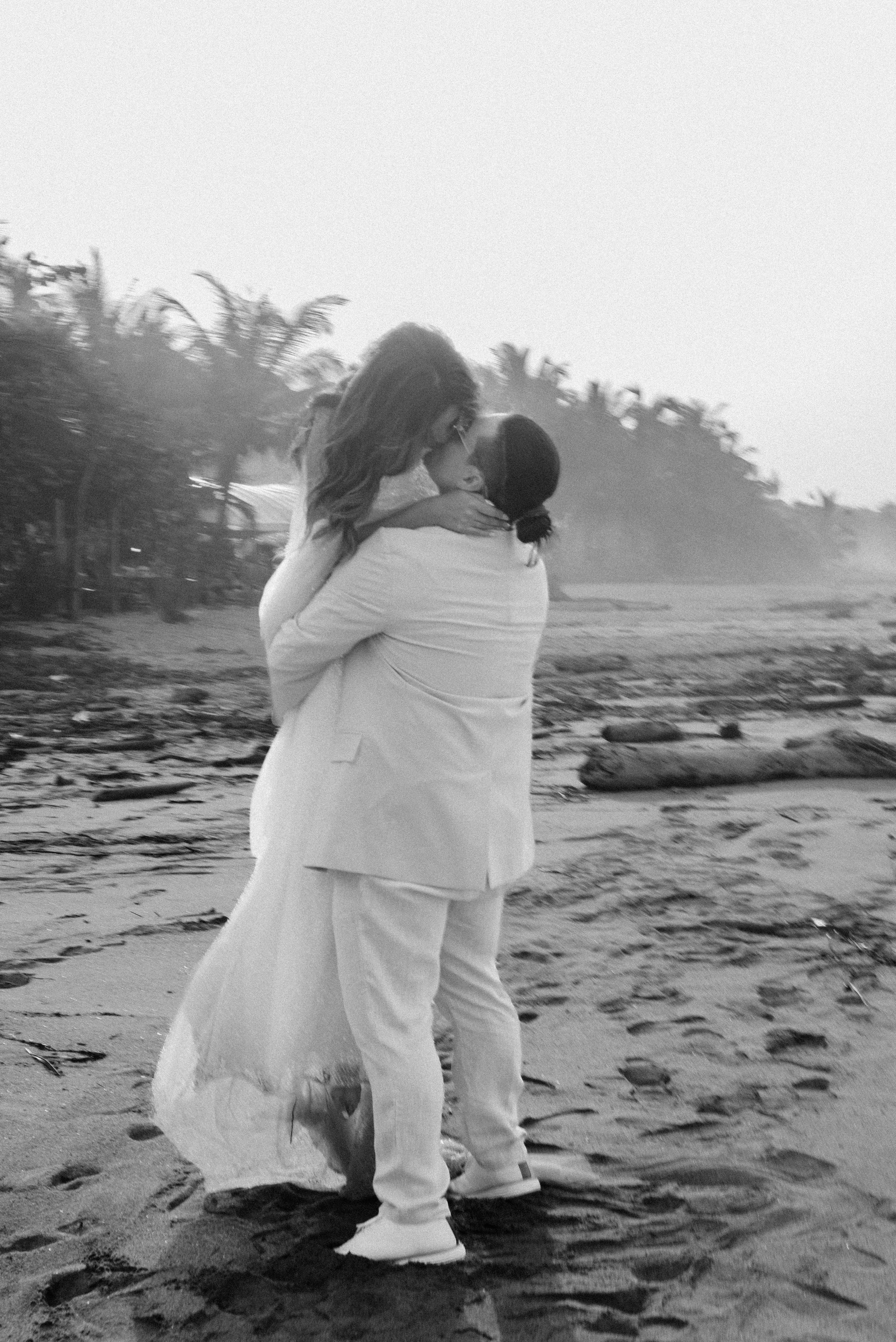 Fotografía de bodas en playa con cielo y mar de Santa Marta - Sesión de novios con vista al mar Caribe colombiano