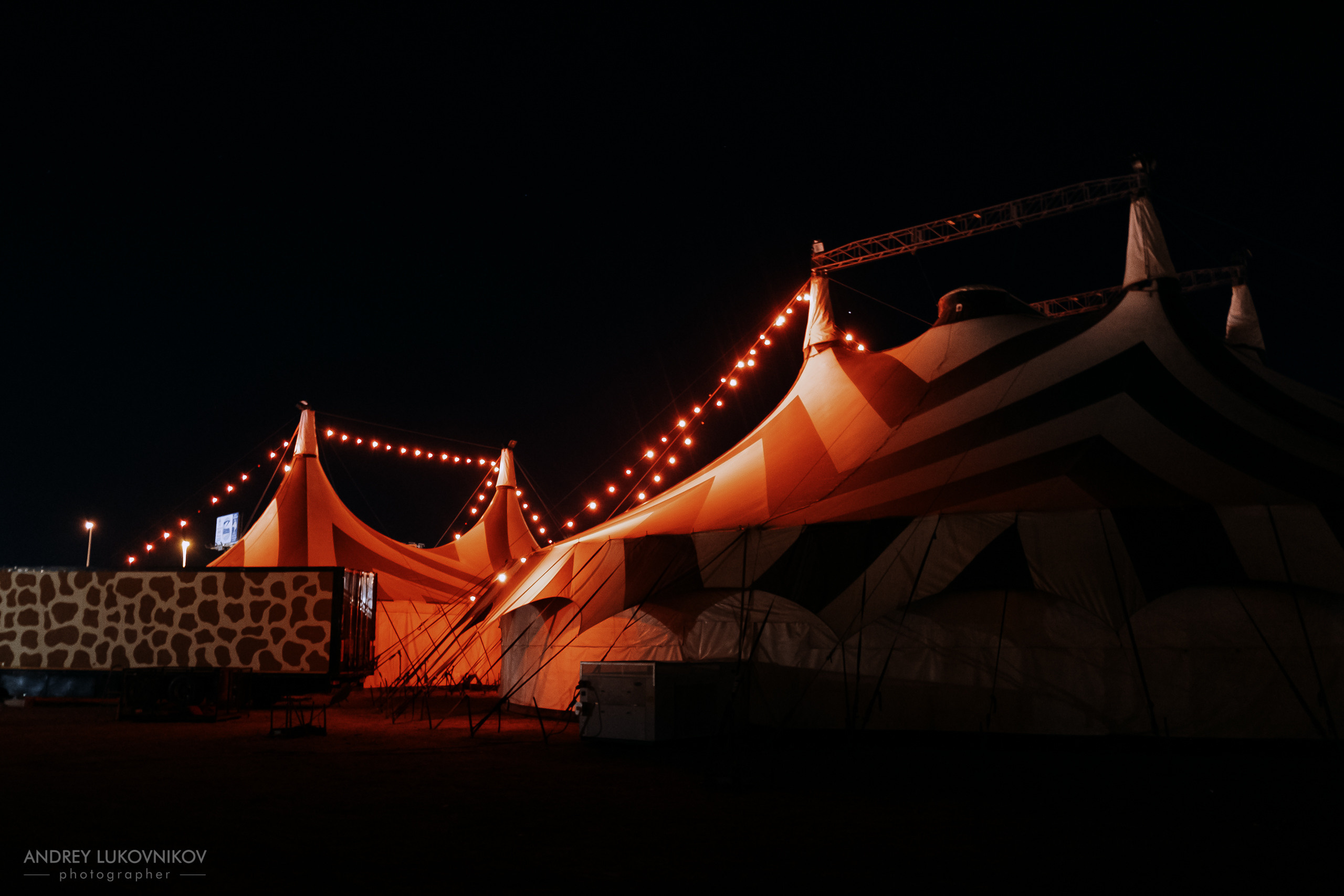 Sesión de fotos entre bastidores en El Circo Encantado: la vida de los artistas tras bambalinas