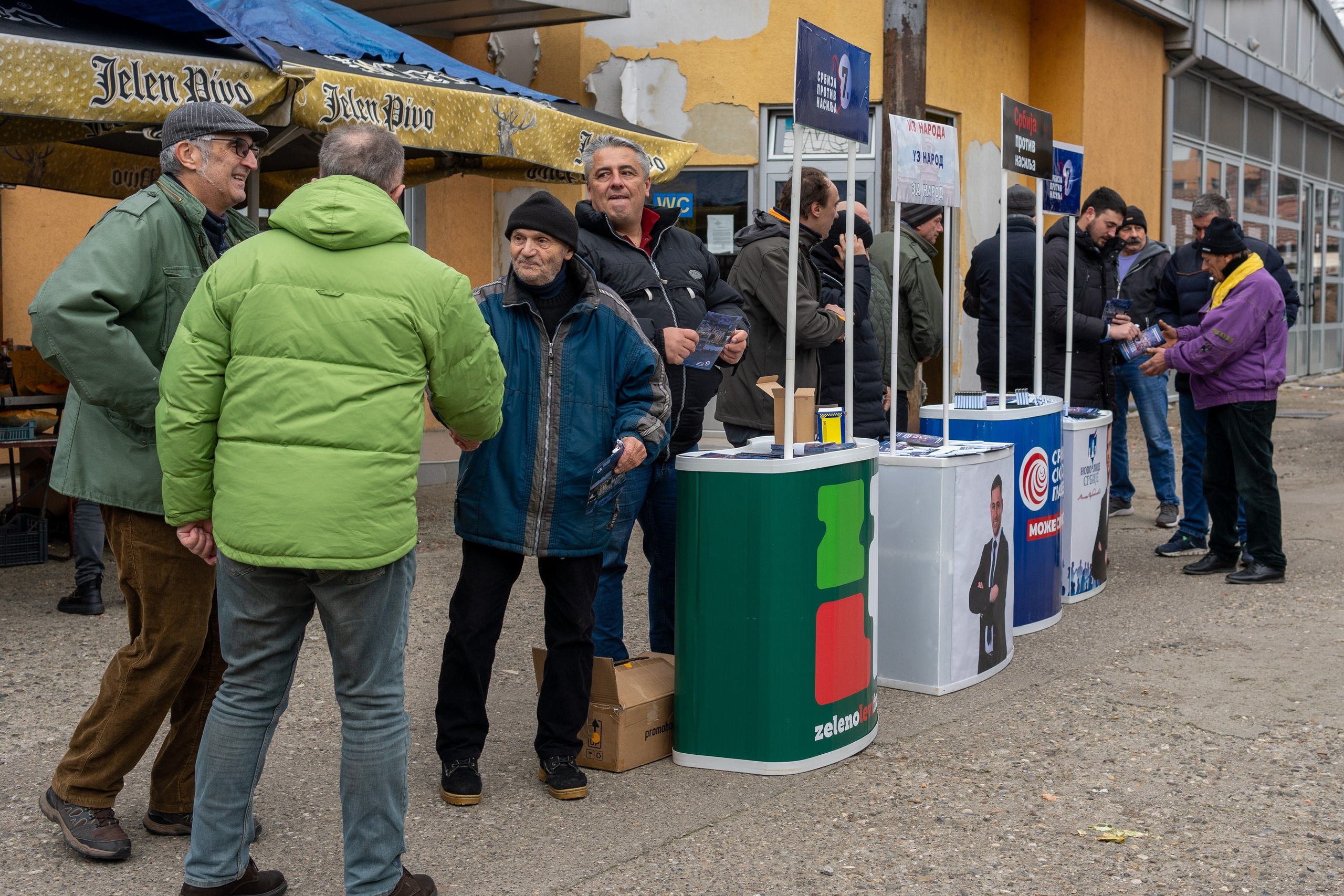 Листа „Србија против насиља” на градској пијаци упознавала грађане са програмом. Lokalni Front VA