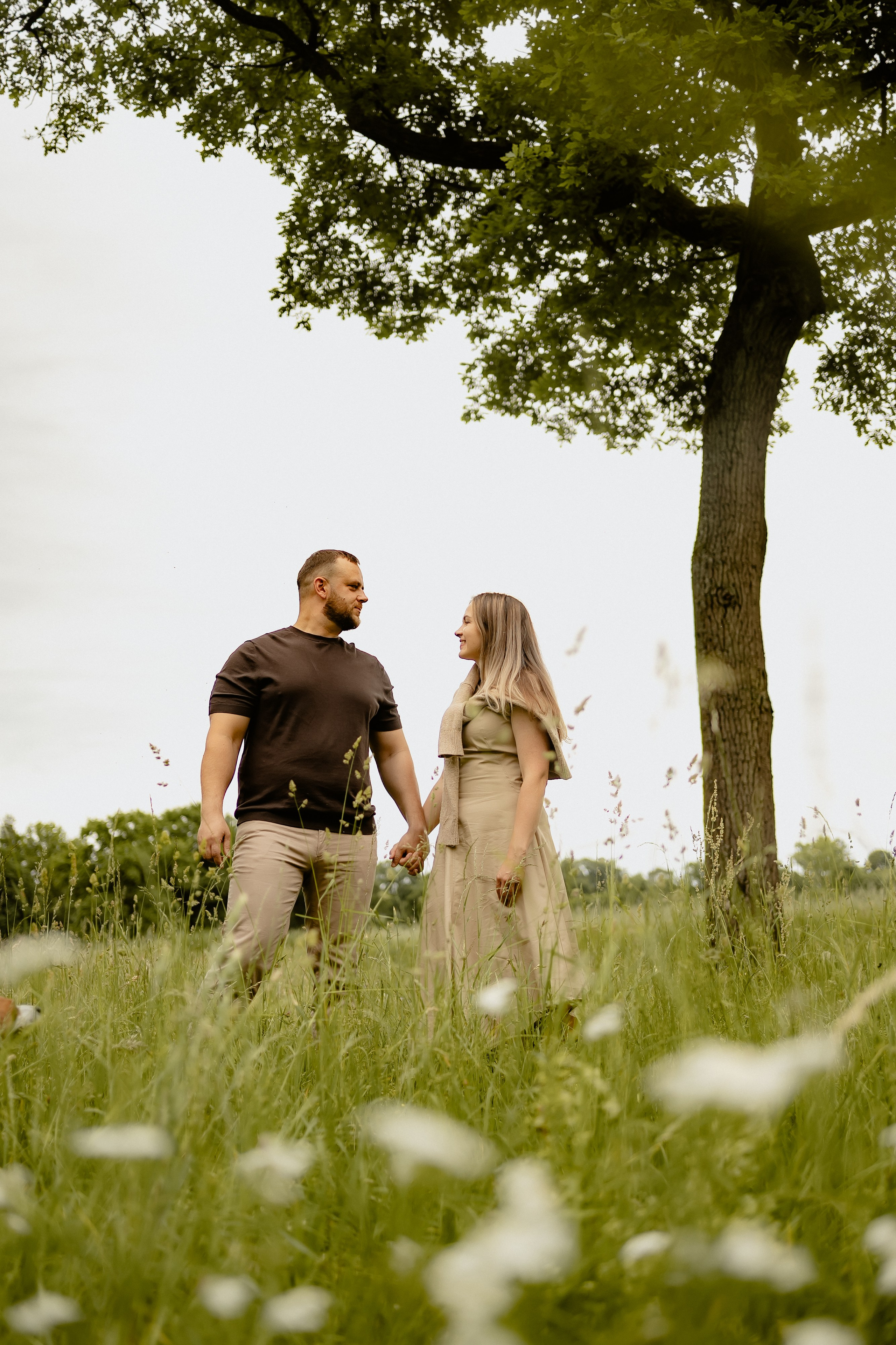Vater steht mit Mutter und Tochter neben einem Baum beim Familienshooting in Nürnberg-Eibach.