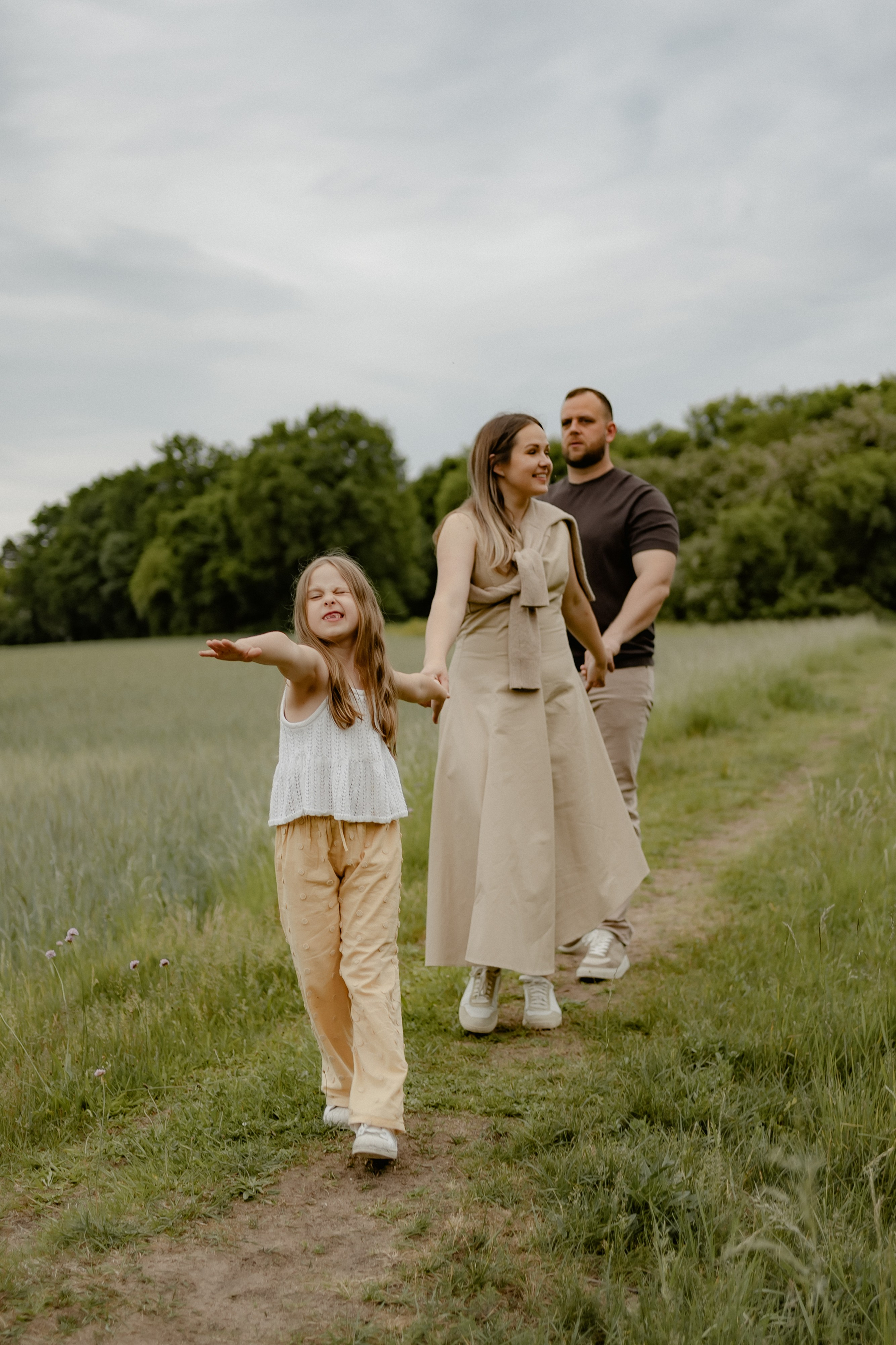 Familie spaziert gemeinsam durch die Natur bei einem Outdoor-Familienshooting in Nürnberg.
