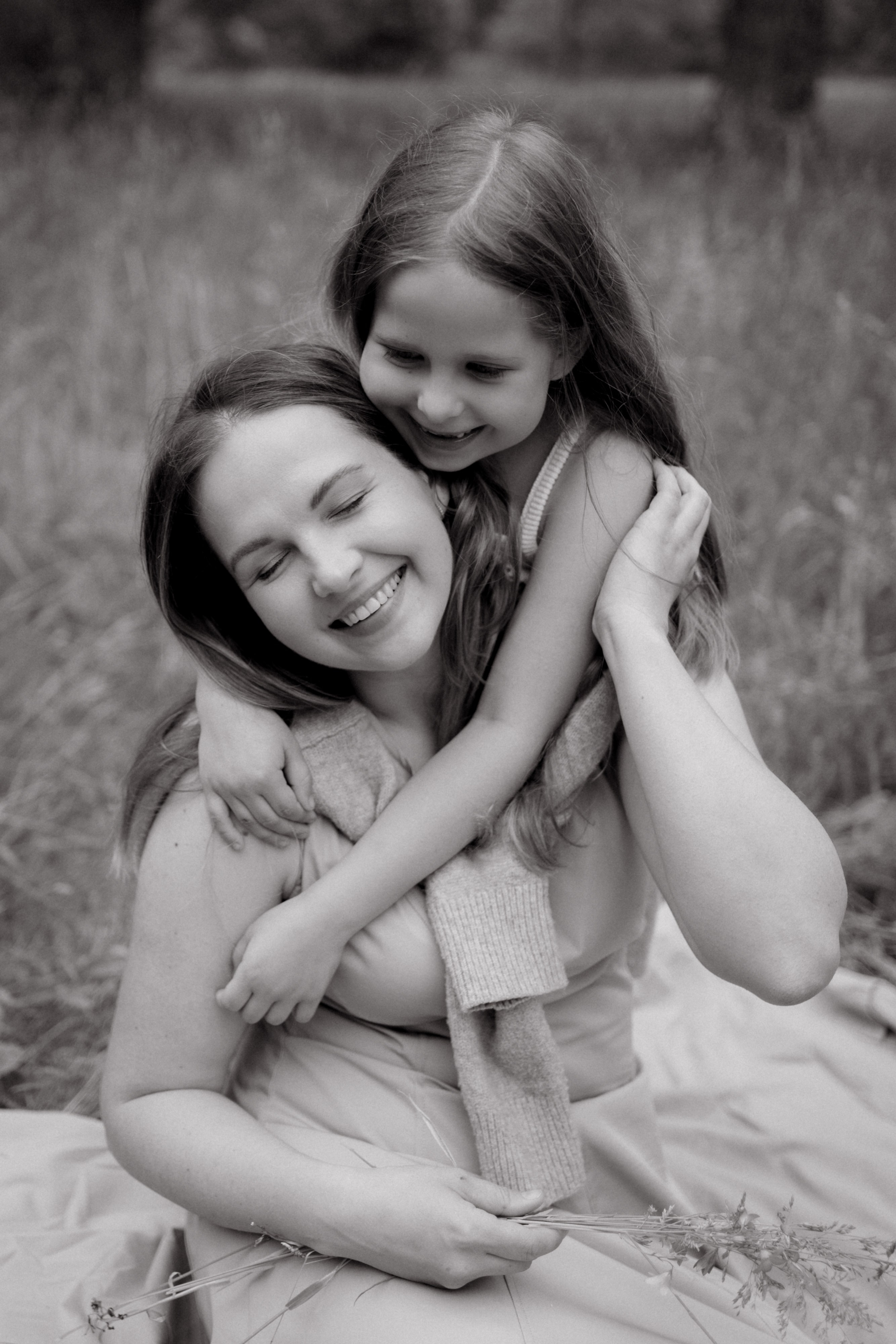 Schwarz-Weiß-Portrait eines Mädchens bei einem Familienfotoshooting in der Natur.