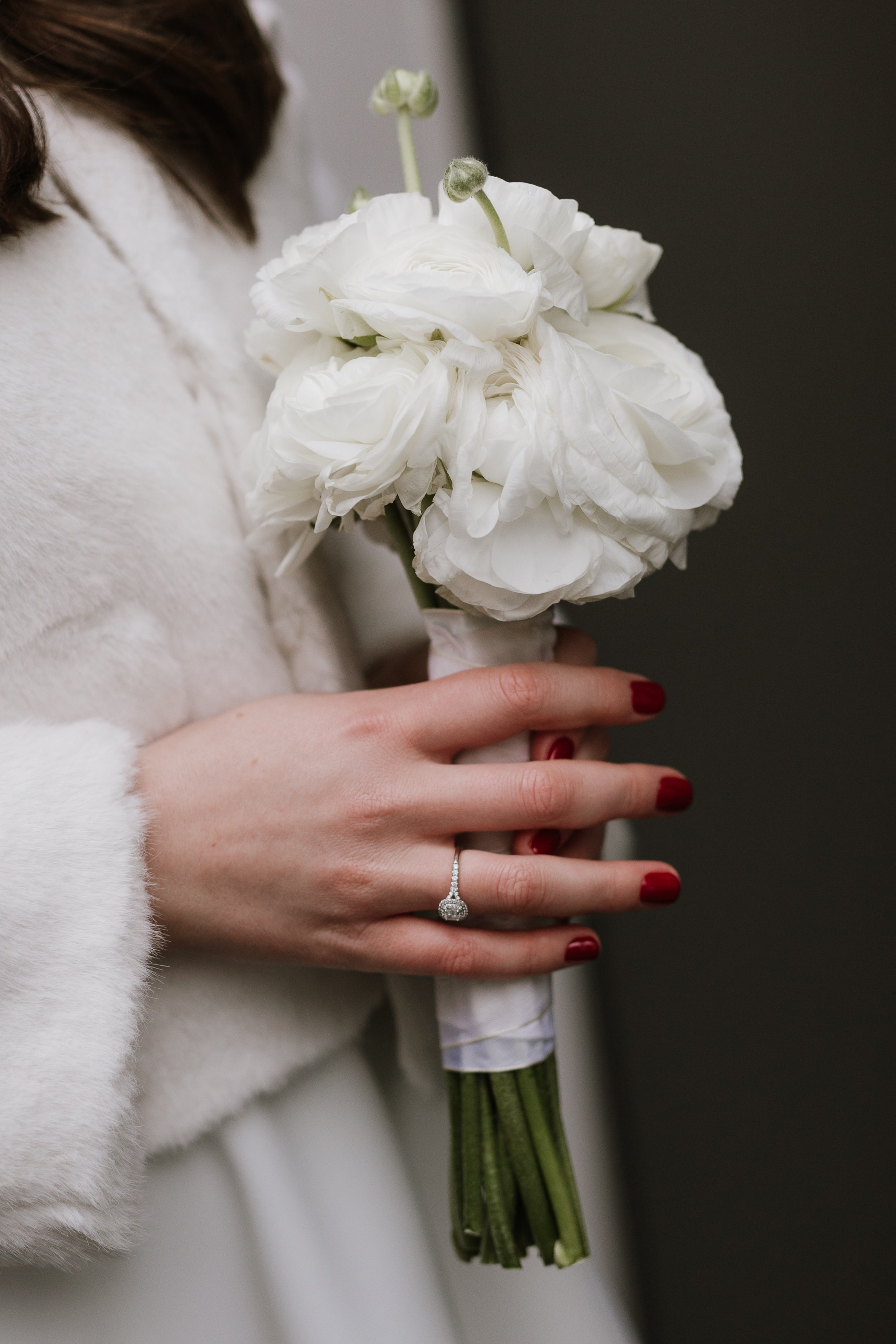 Klassischer weißer Brautstrauß mit Rosen und Lilien
