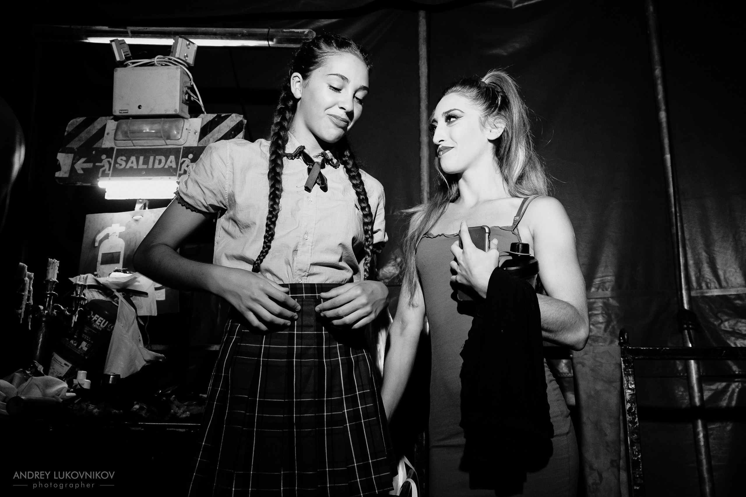 Sesión de fotos entre bastidores en El Circo Encantado: la vida de los artistas tras bambalinas