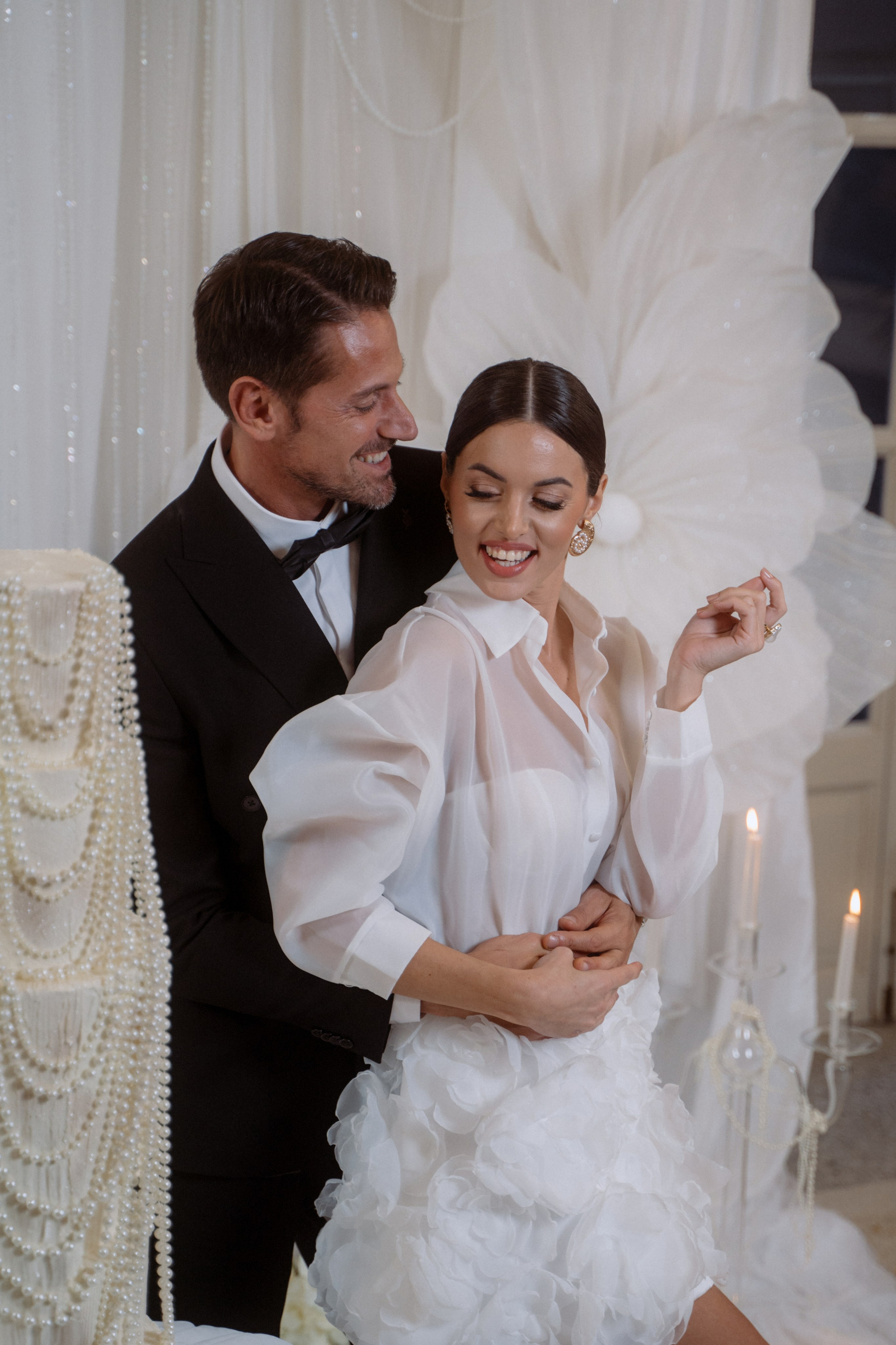 Cutting the wedding cake. White classic elegance