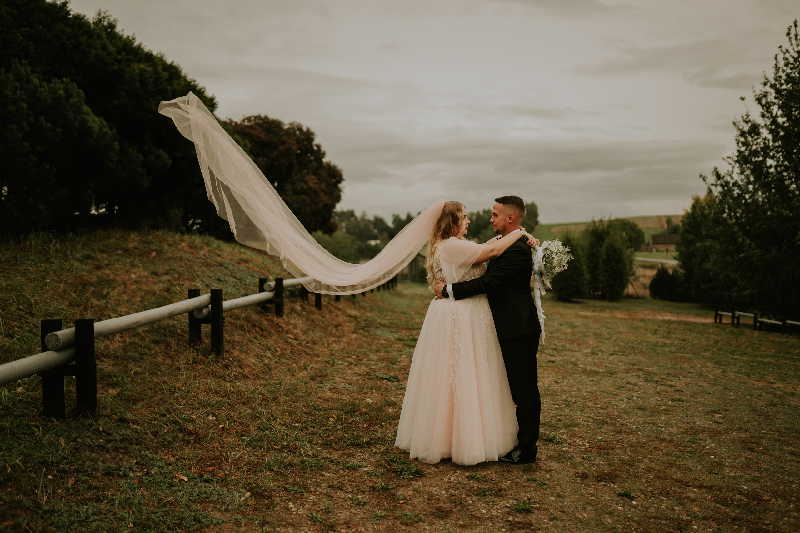 Trzy Drzewa: wspaniała uroczystość Wiktorii i Kamila. Karkowskafoto - fotografia miłości