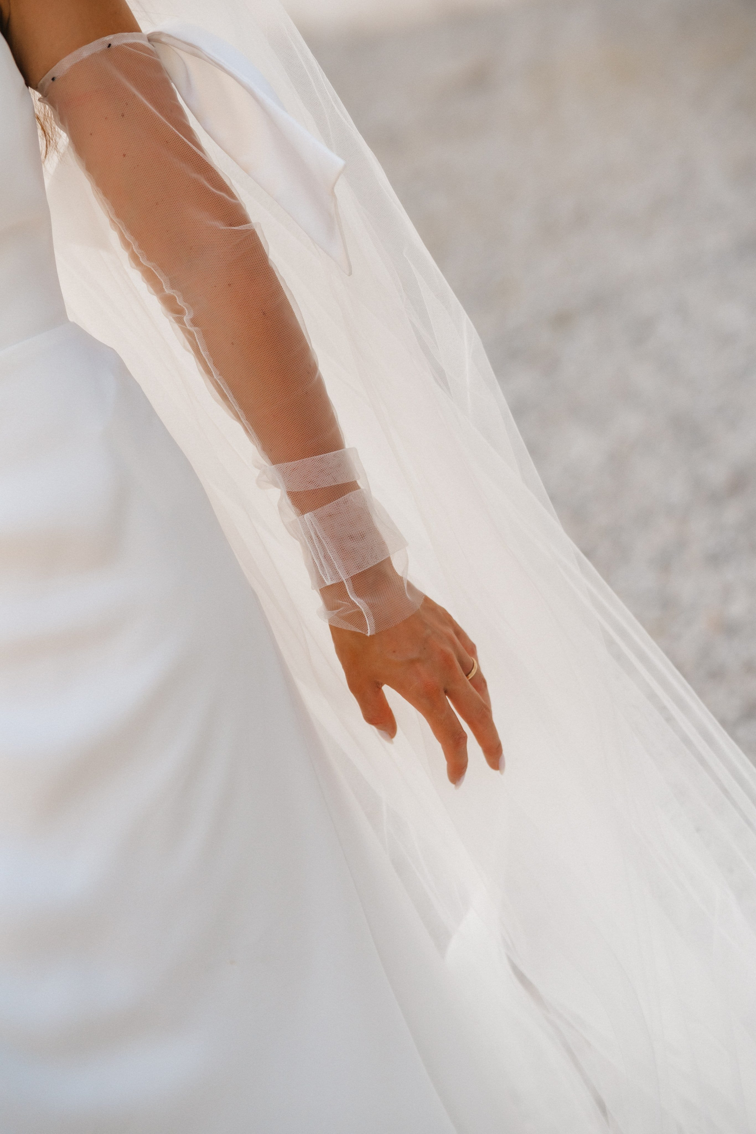 Close-up do vestido de noiva e véu fluido, elegância minimalista com luz natural