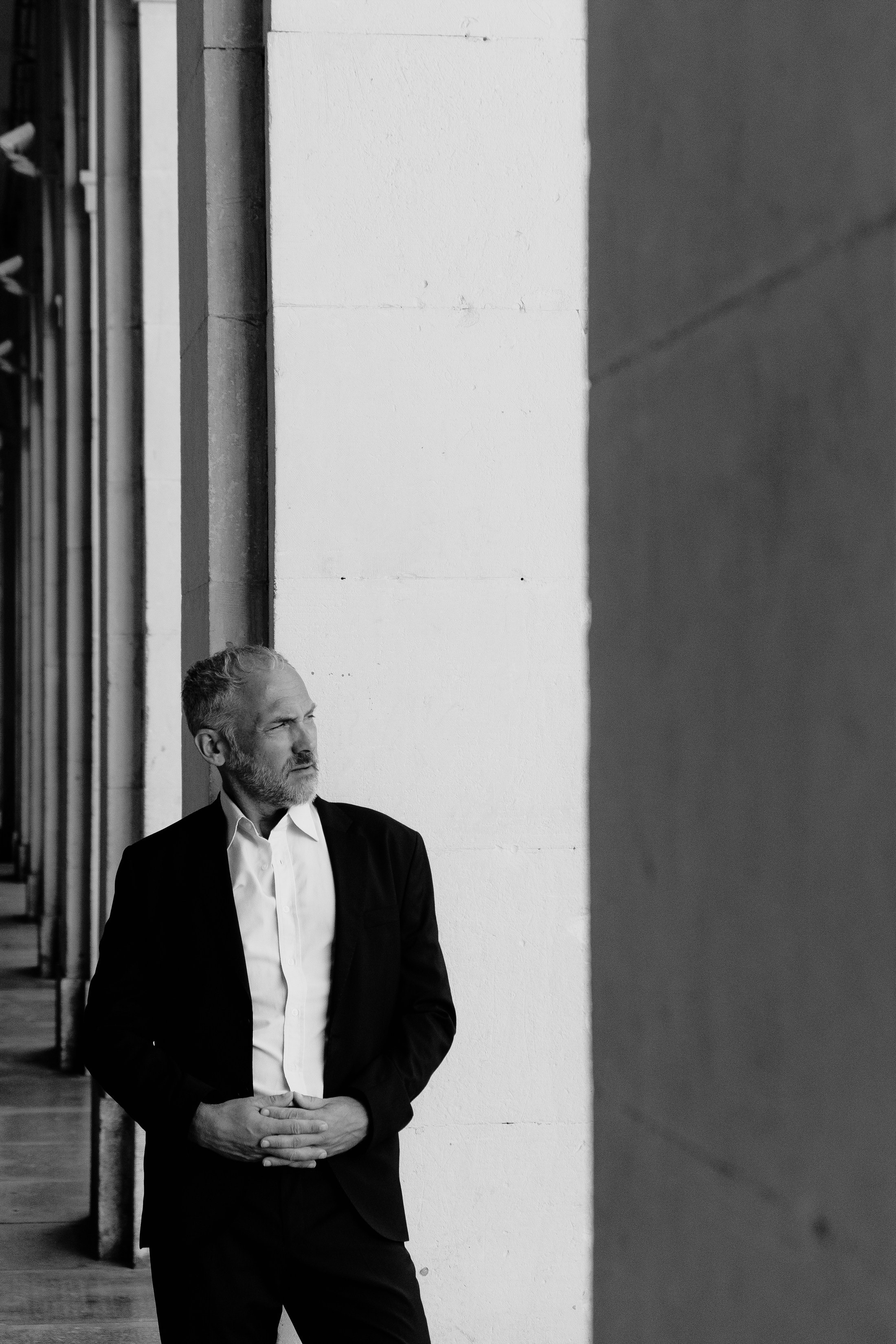 Портретная фотосессия музыканта Robert Skarsbakk в старом городе Аликанте для обложки альбома — Фотограф Андрей Луковников