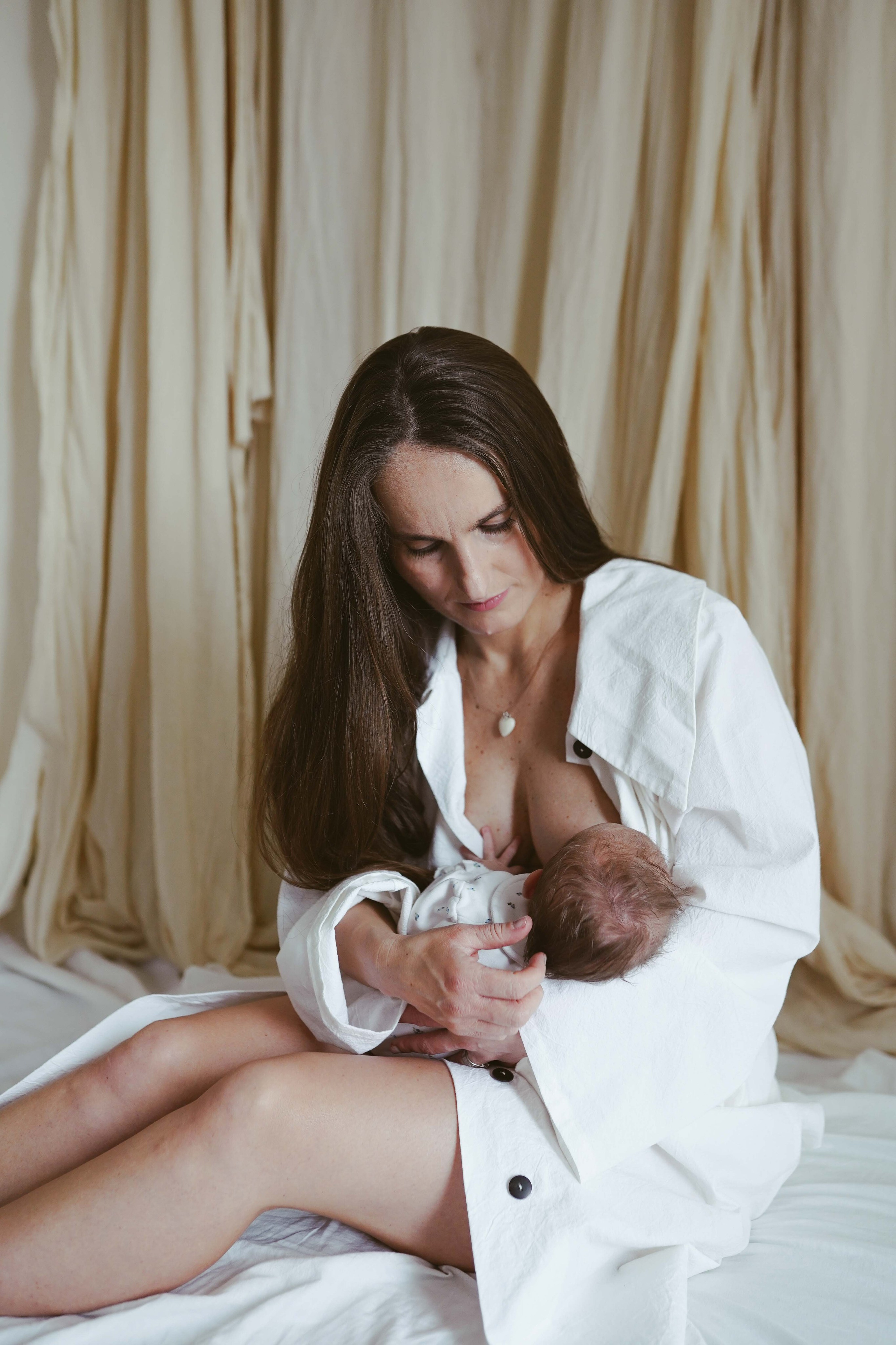 Inspira sesiune foto nou-nascut. Madalina Beda- Artist vizual, fotograf, doula la nastere, consultant babywearing Brasov si in toata tara