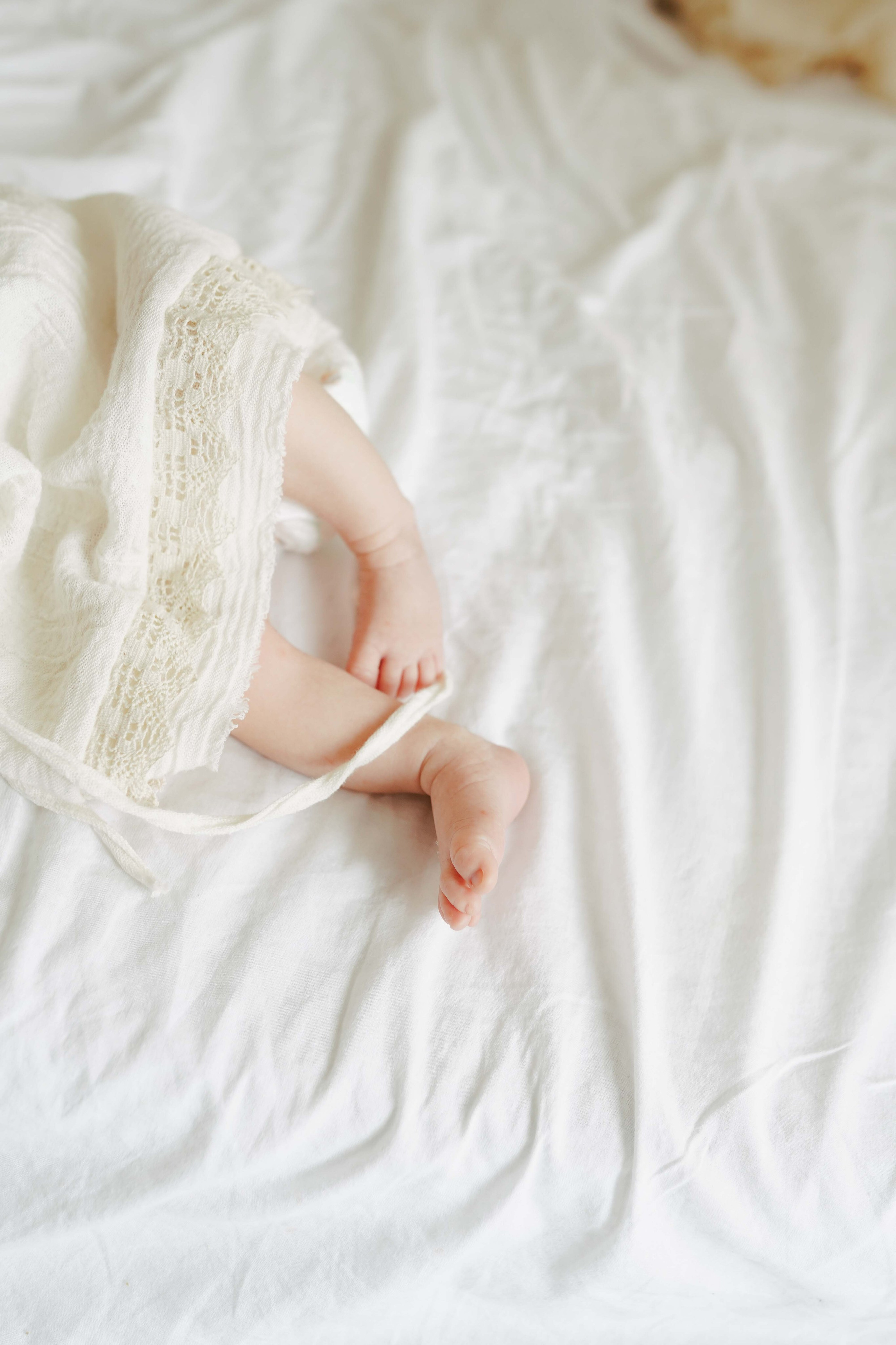 Inspira sesiune foto nou-nascut. Madalina Beda- Artist vizual, fotograf, doula la nastere, consultant babywearing Brasov si in toata tara