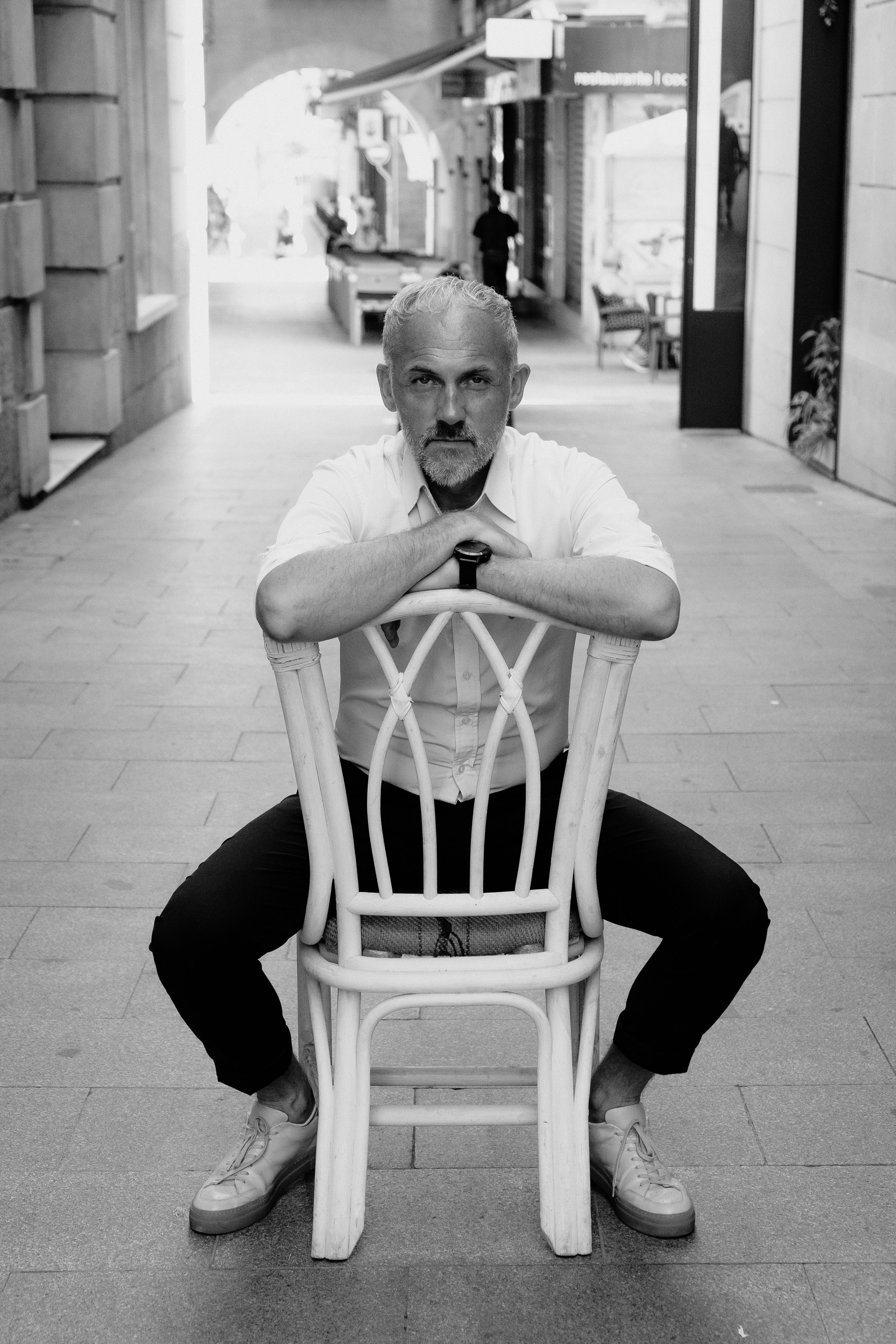 Портретная фотосессия музыканта Robert Skarsbakk в старом городе Аликанте для обложки альбома — Фотограф Андрей Луковников