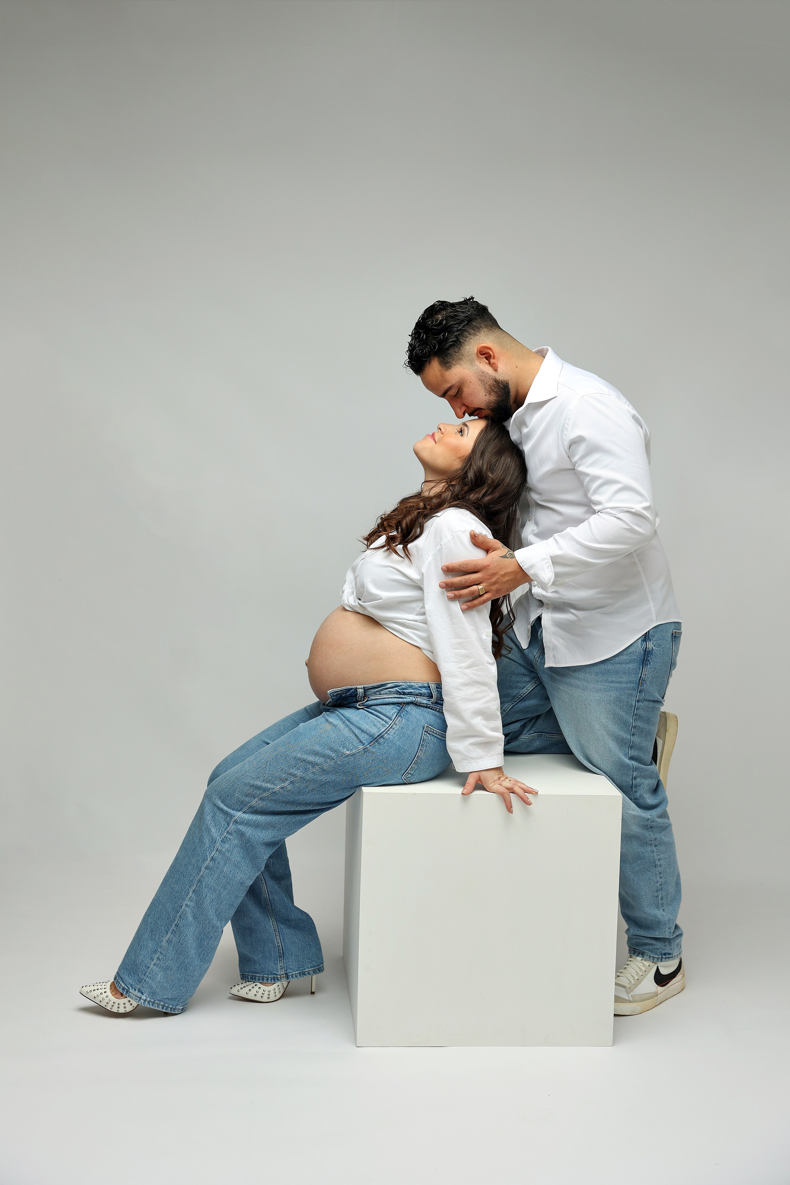 Nueva Sesión Embarazo En Estudio. Fotografía de Eventos, Embarazo y Familiar en Pirineos