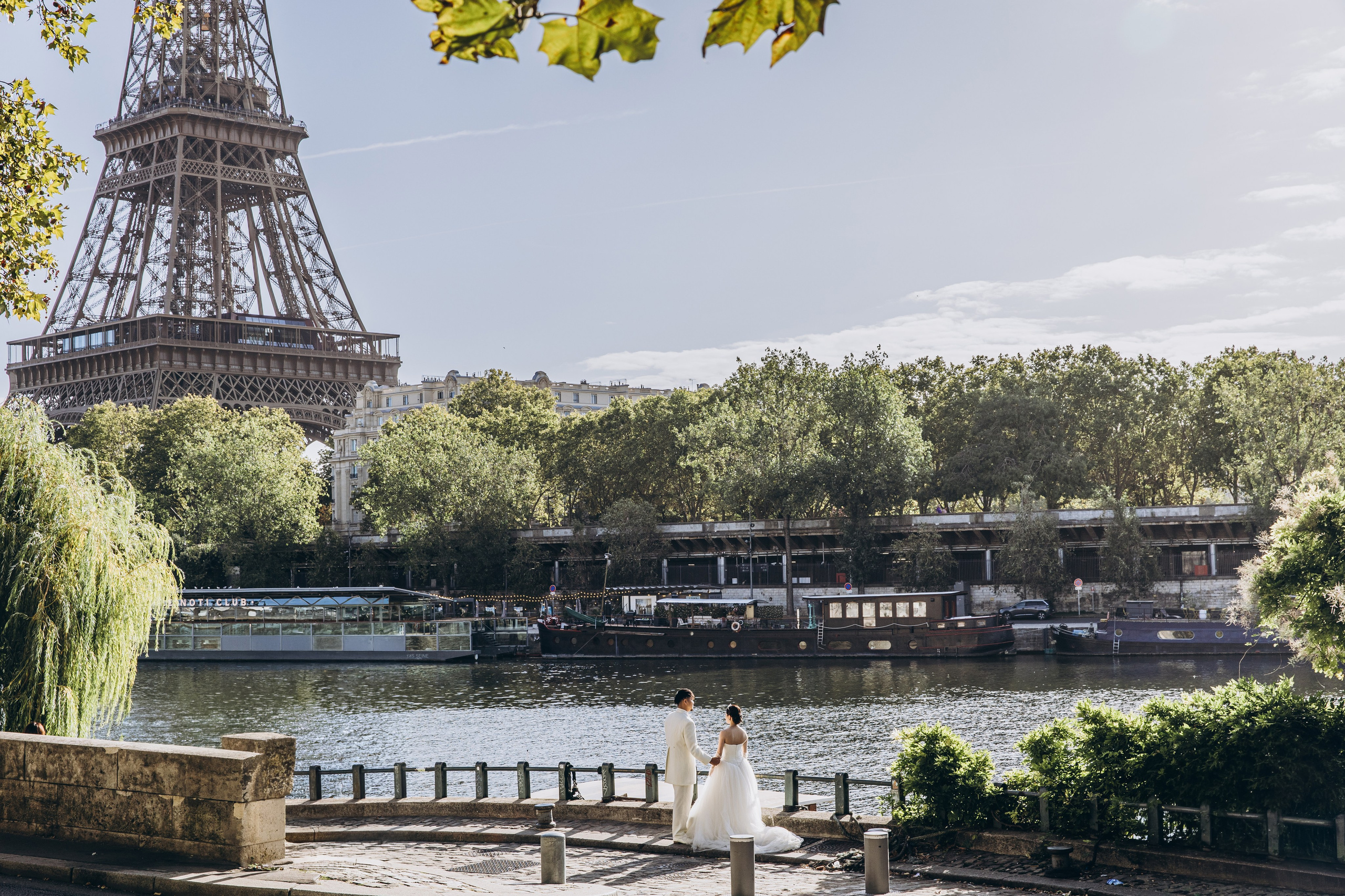 Japanese wedding in Paris – wedding photo with the Eiffel Tower in the background